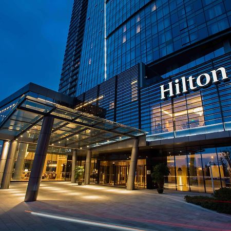 Hilton Wuhan Yangtze Riverside Екстериор снимка