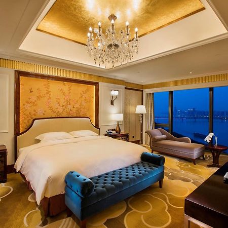 Hilton Wuhan Yangtze Riverside Екстериор снимка