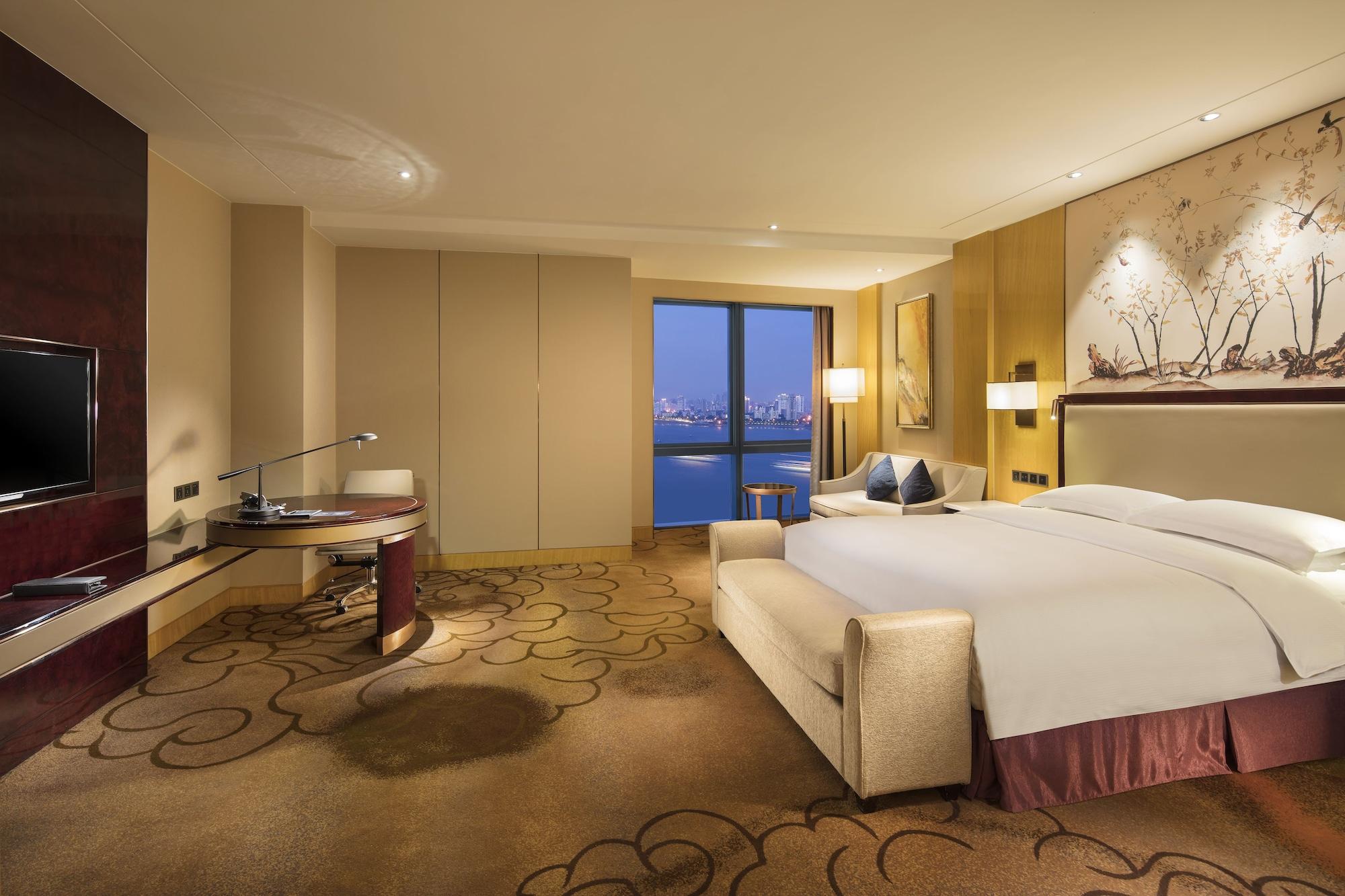 Hilton Wuhan Yangtze Riverside Екстериор снимка
