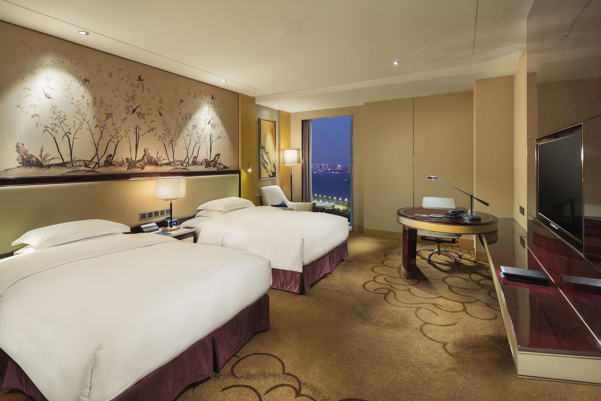 Hilton Wuhan Yangtze Riverside Екстериор снимка