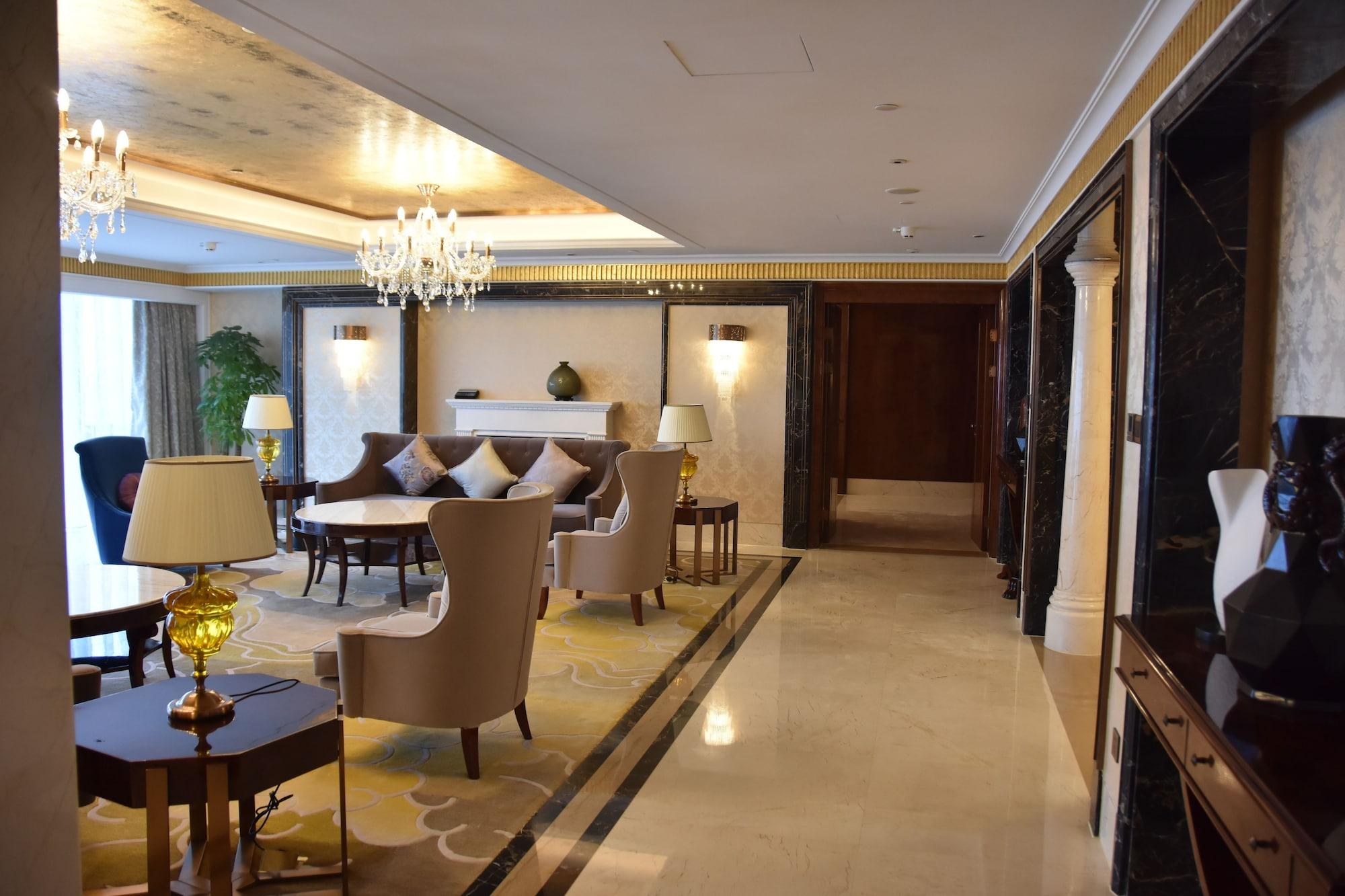 Hilton Wuhan Yangtze Riverside Екстериор снимка
