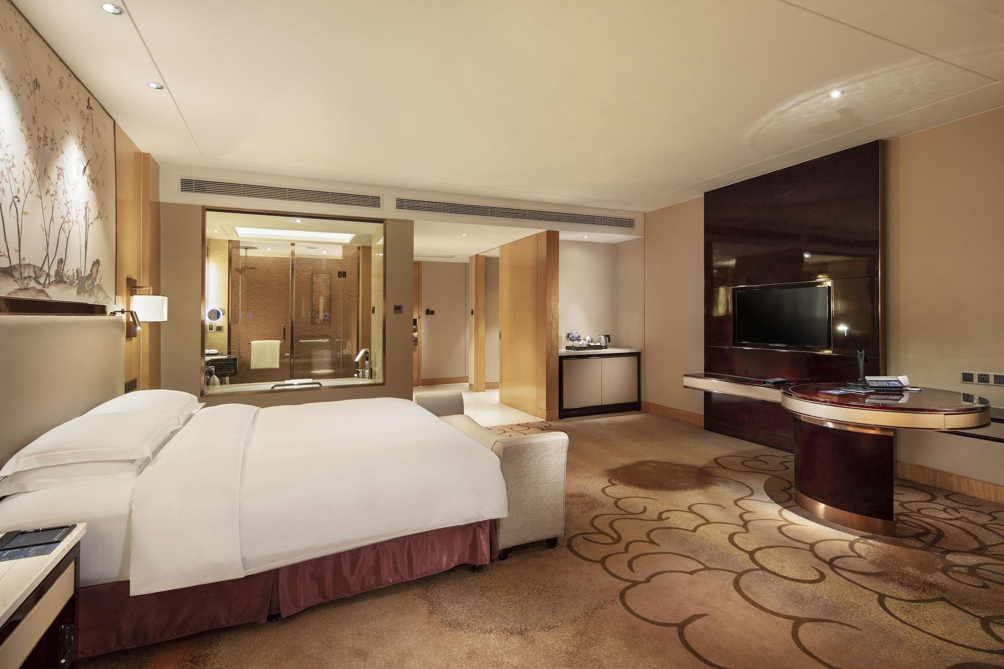 Hilton Wuhan Yangtze Riverside Екстериор снимка