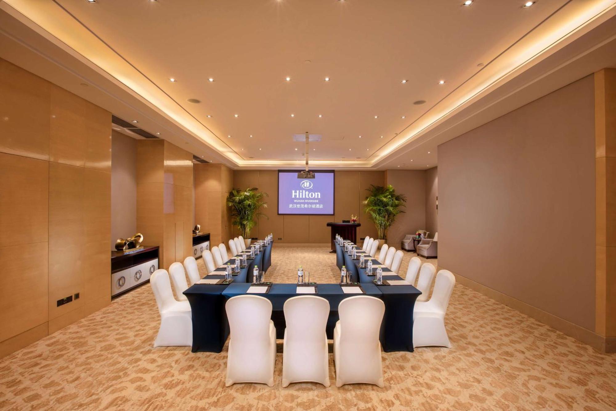 Hilton Wuhan Yangtze Riverside Екстериор снимка