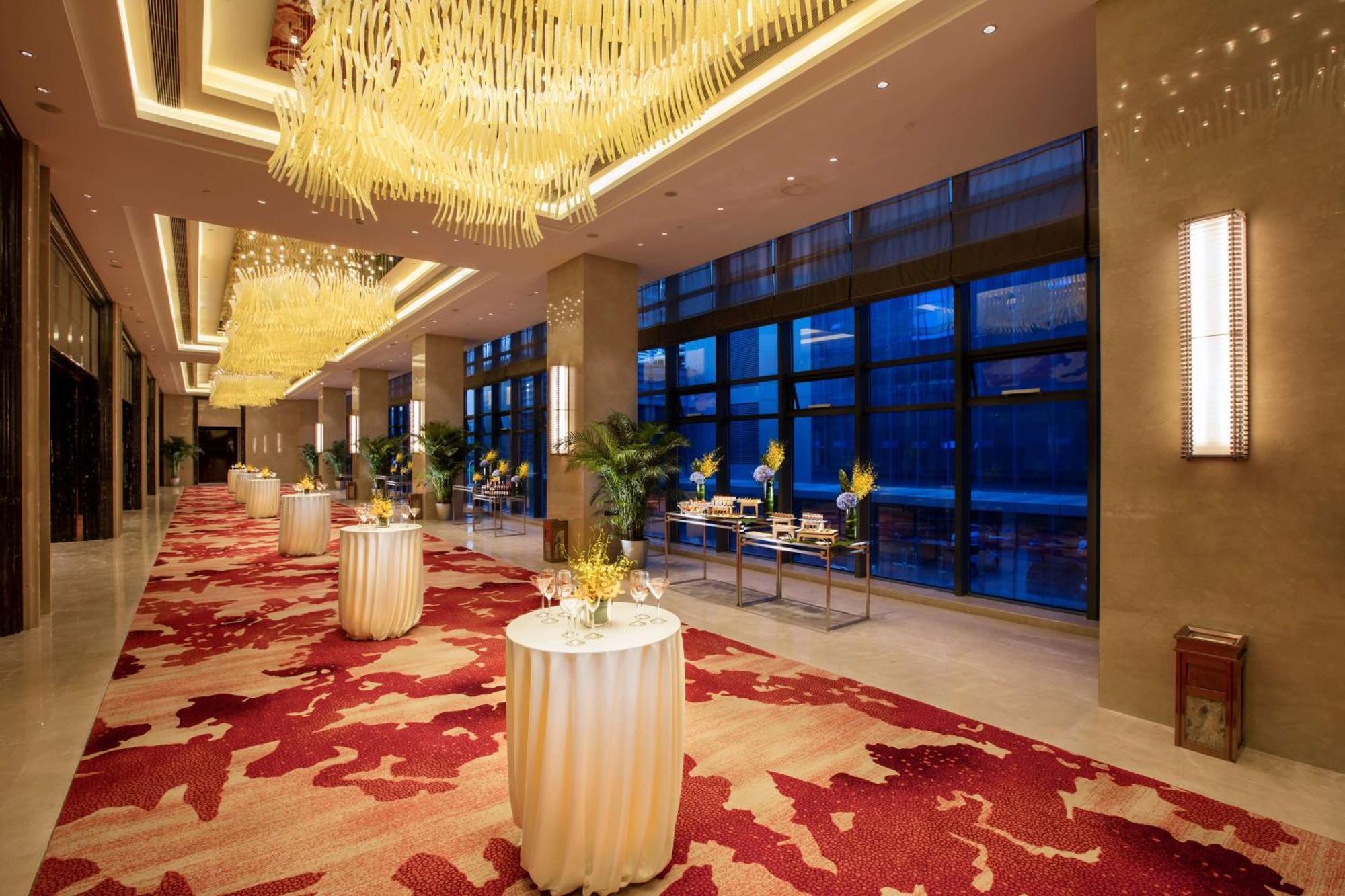 Hilton Wuhan Yangtze Riverside Екстериор снимка