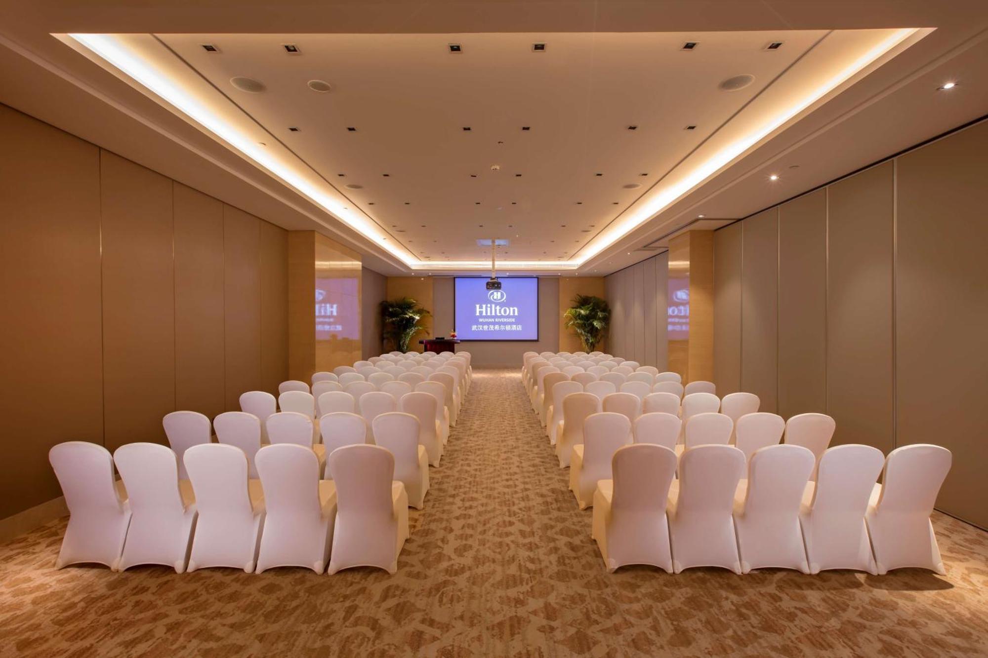 Hilton Wuhan Yangtze Riverside Екстериор снимка