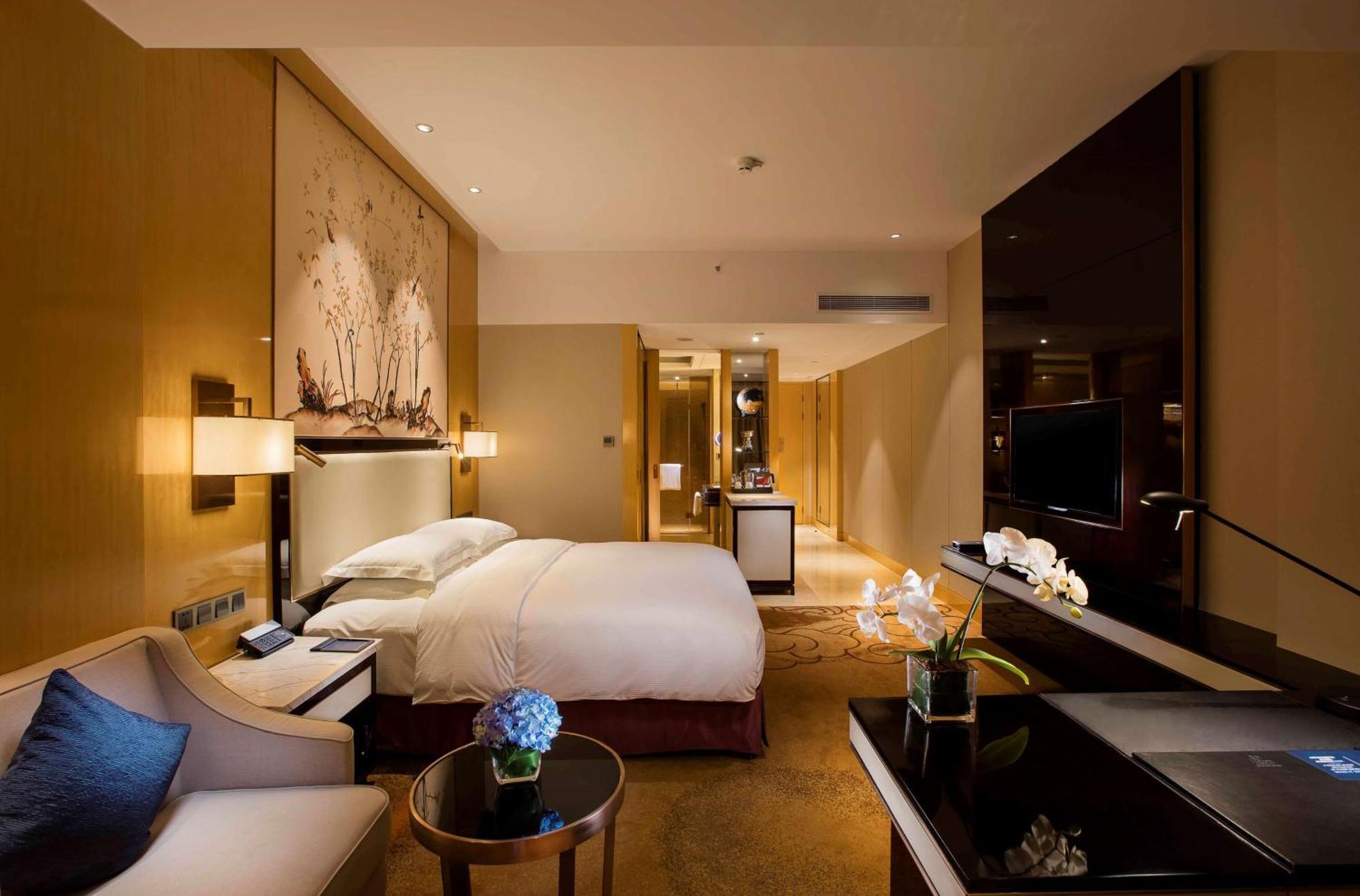 Hilton Wuhan Yangtze Riverside Екстериор снимка