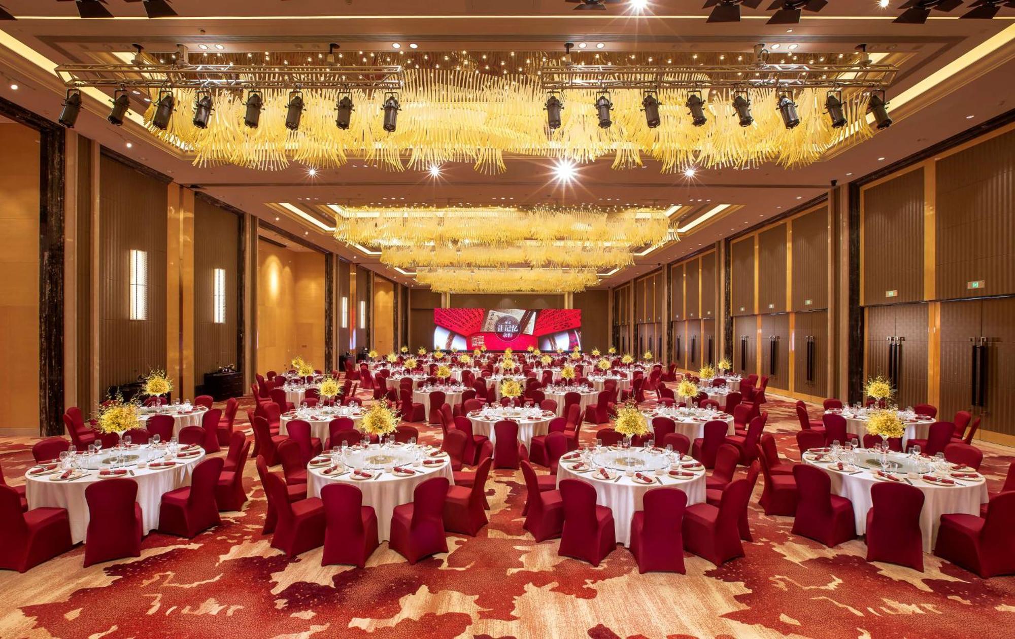 Hilton Wuhan Yangtze Riverside Екстериор снимка
