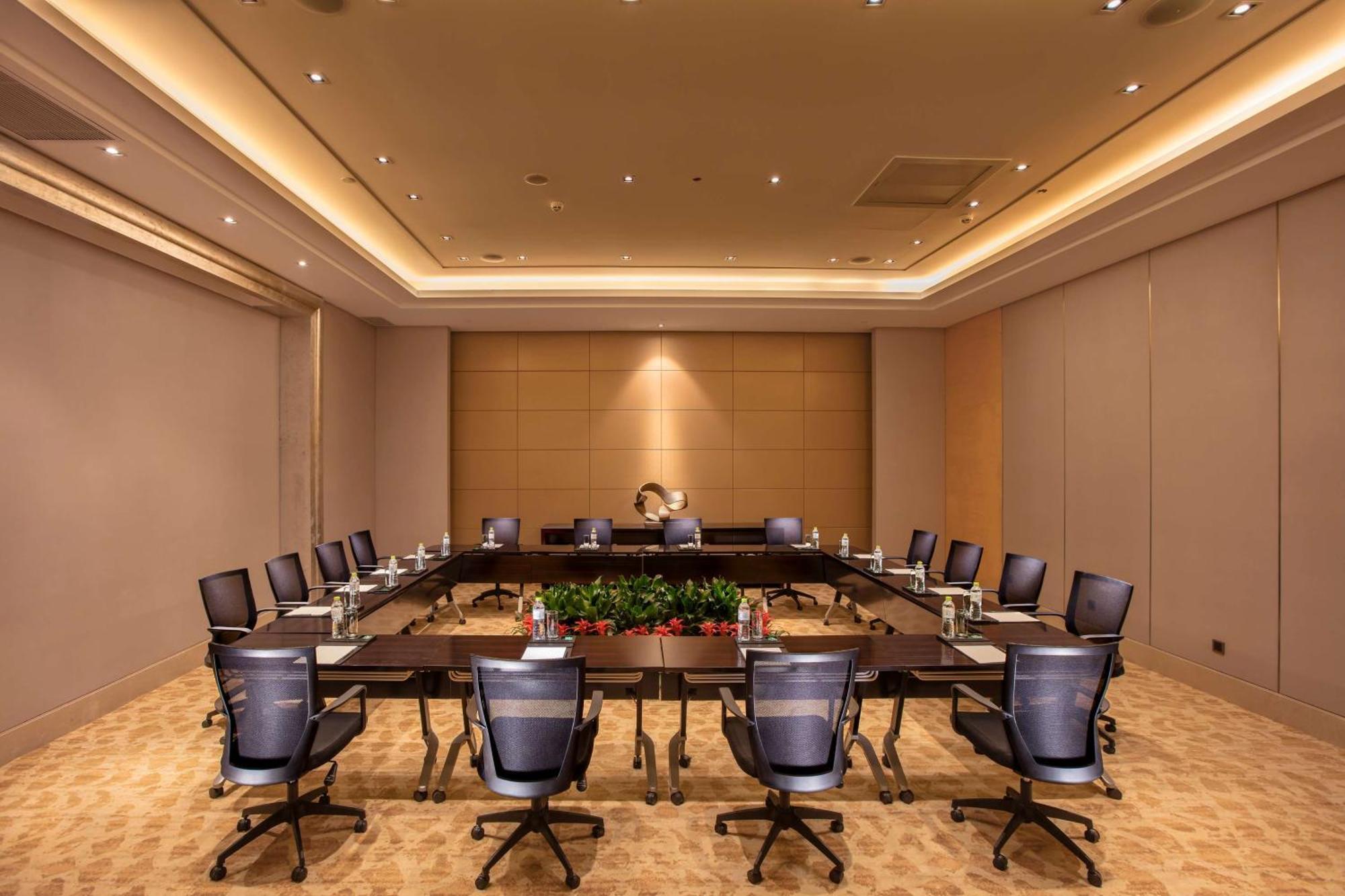 Hilton Wuhan Yangtze Riverside Екстериор снимка