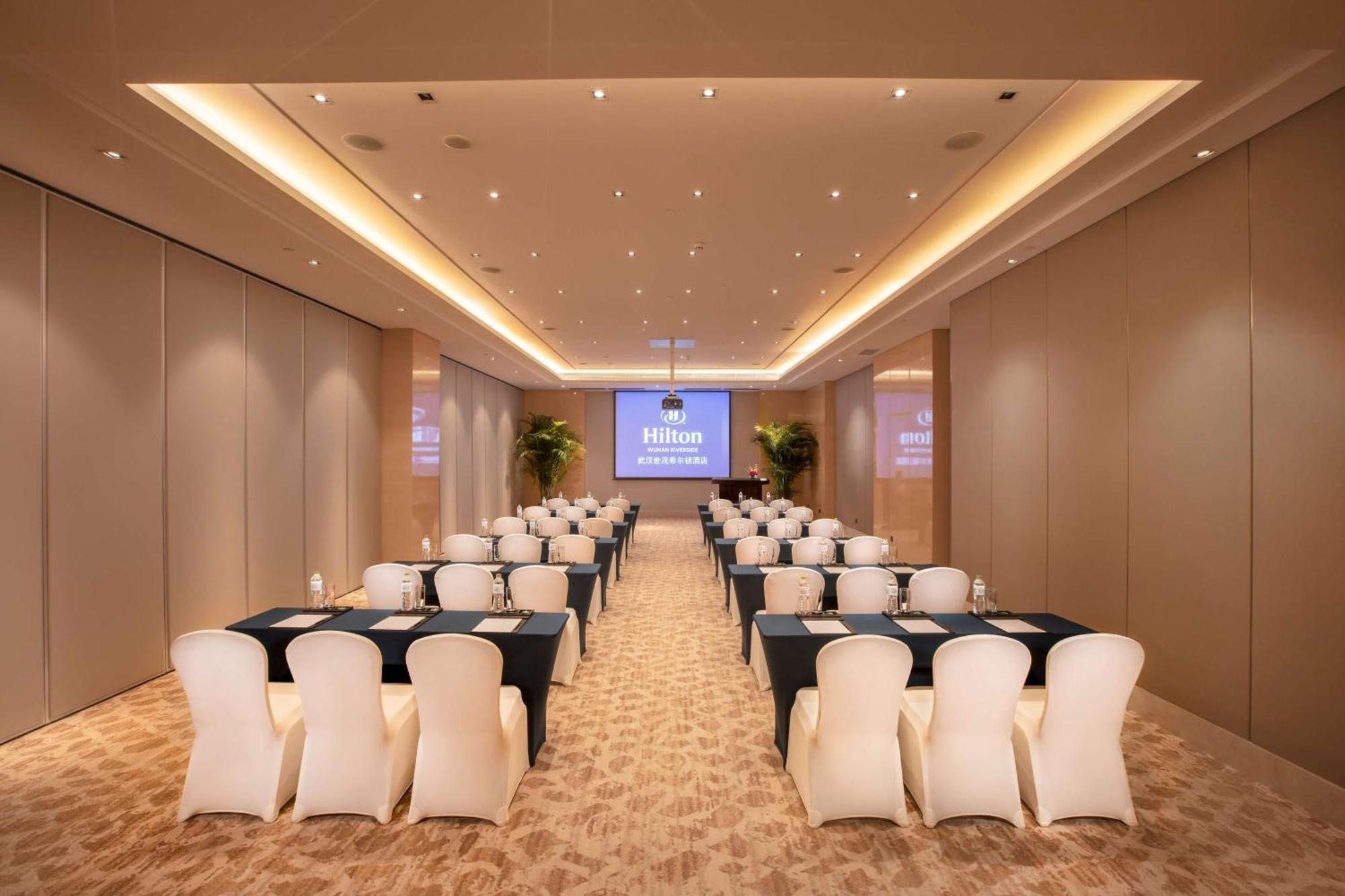 Hilton Wuhan Yangtze Riverside Екстериор снимка