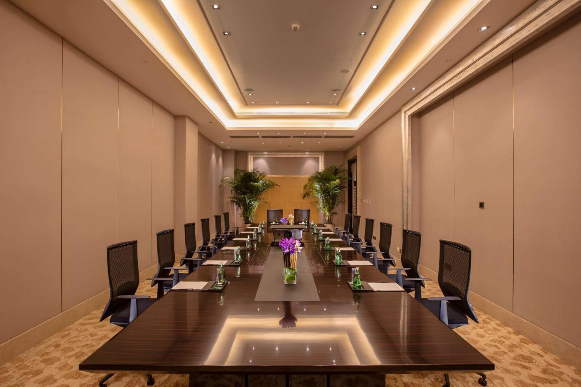 Hilton Wuhan Yangtze Riverside Екстериор снимка