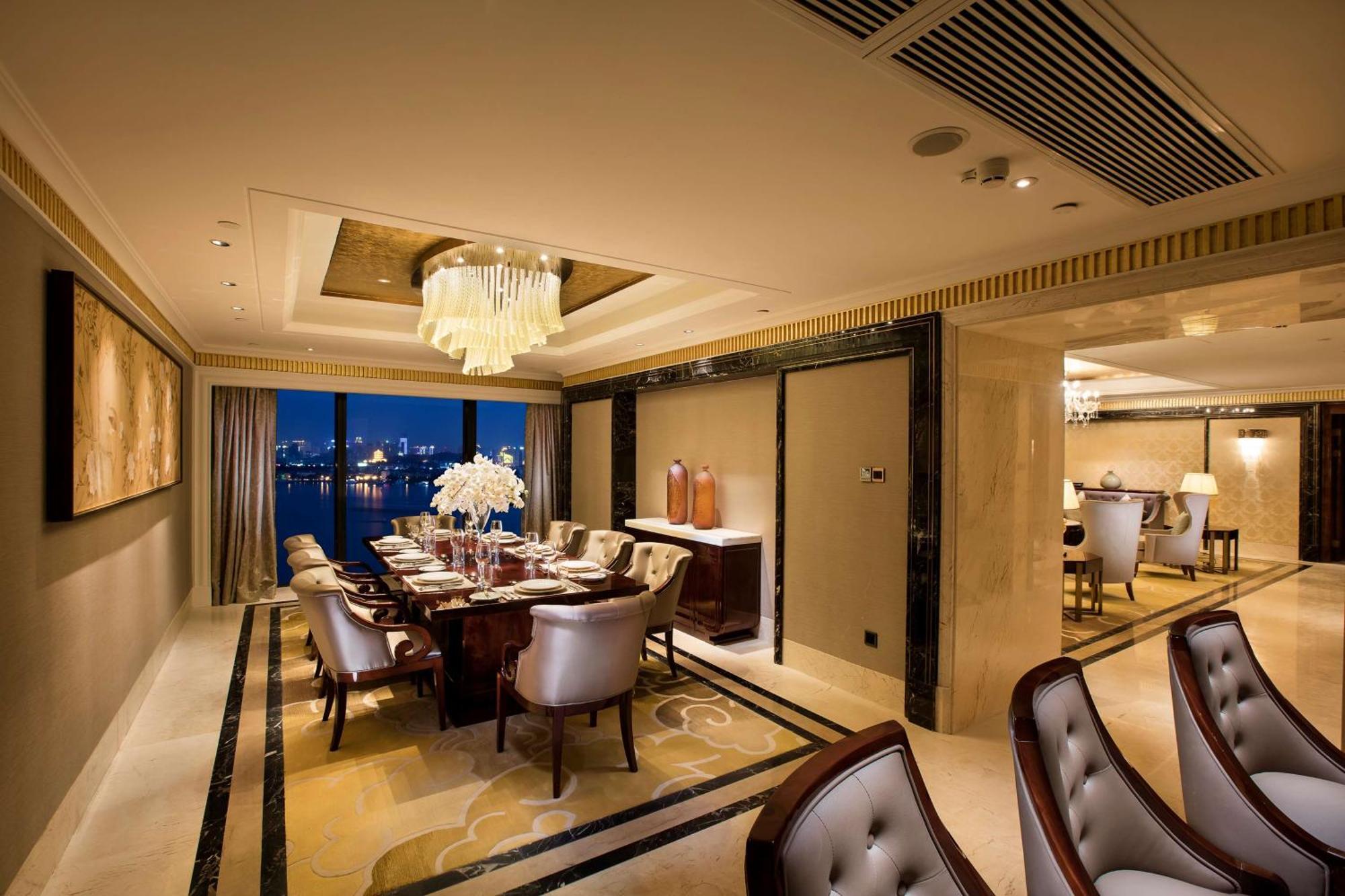 Hilton Wuhan Yangtze Riverside Екстериор снимка