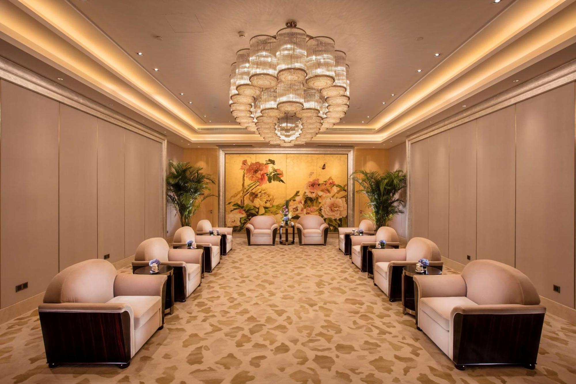 Hilton Wuhan Yangtze Riverside Екстериор снимка
