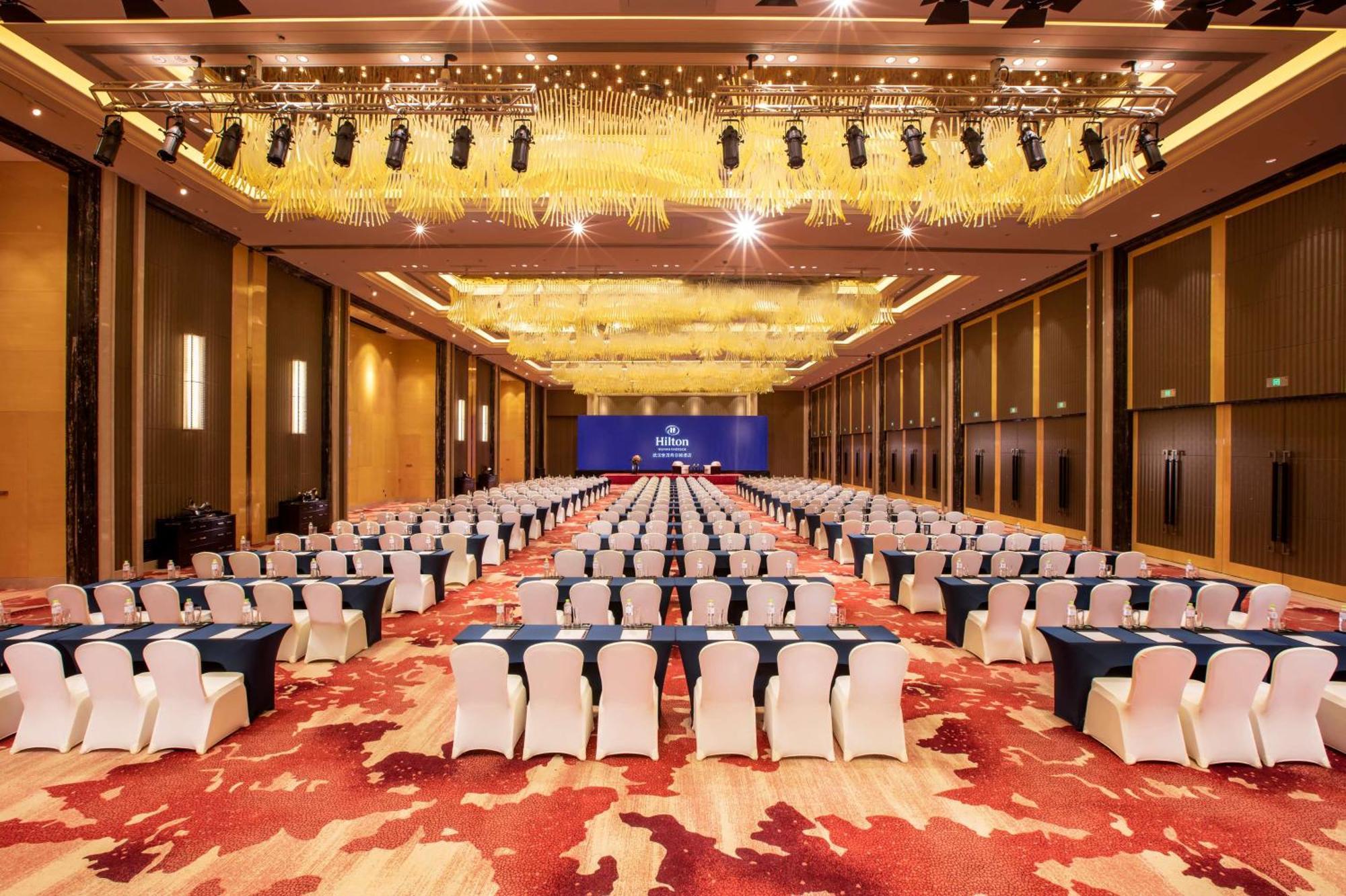Hilton Wuhan Yangtze Riverside Екстериор снимка