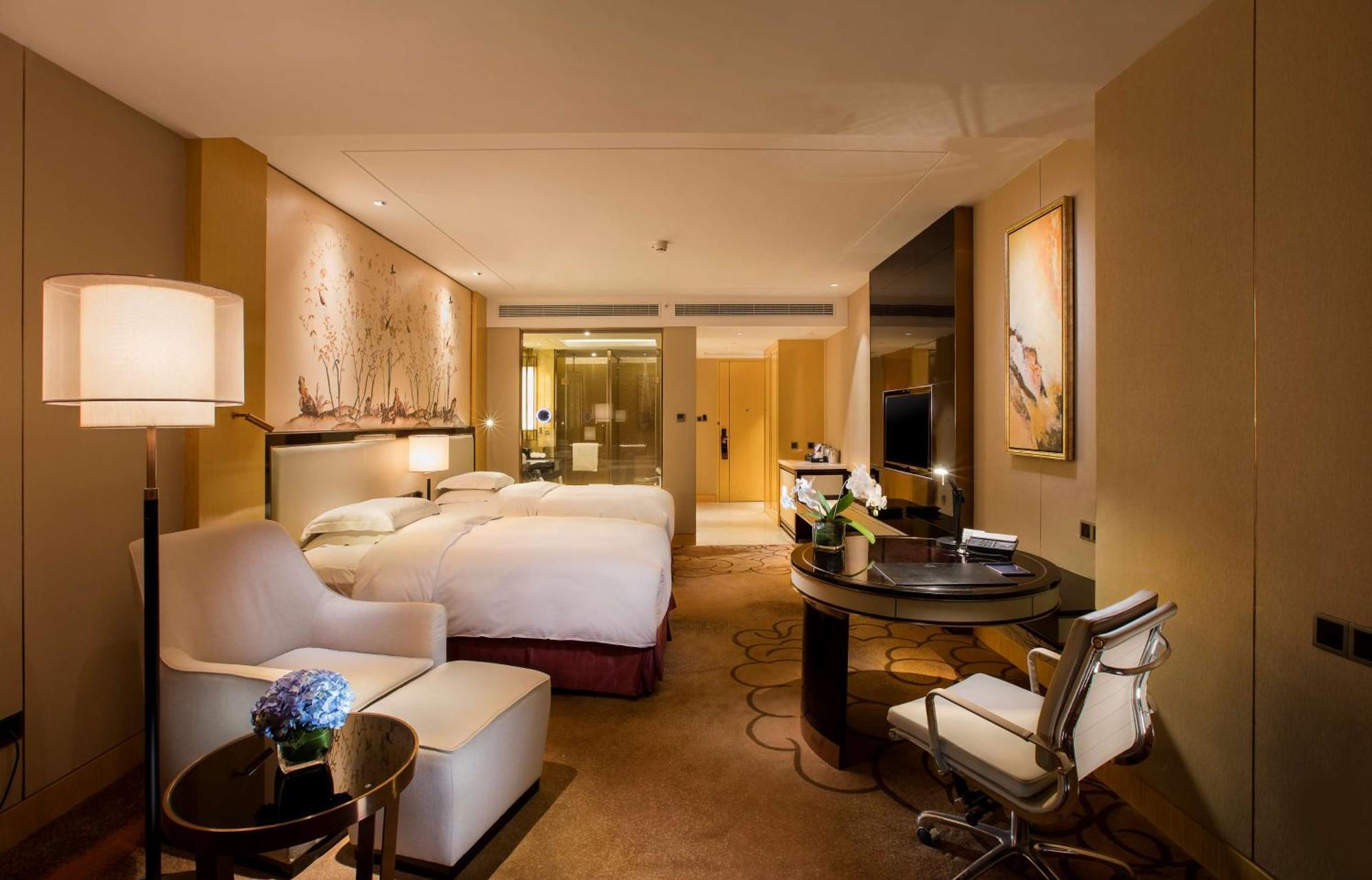 Hilton Wuhan Yangtze Riverside Екстериор снимка