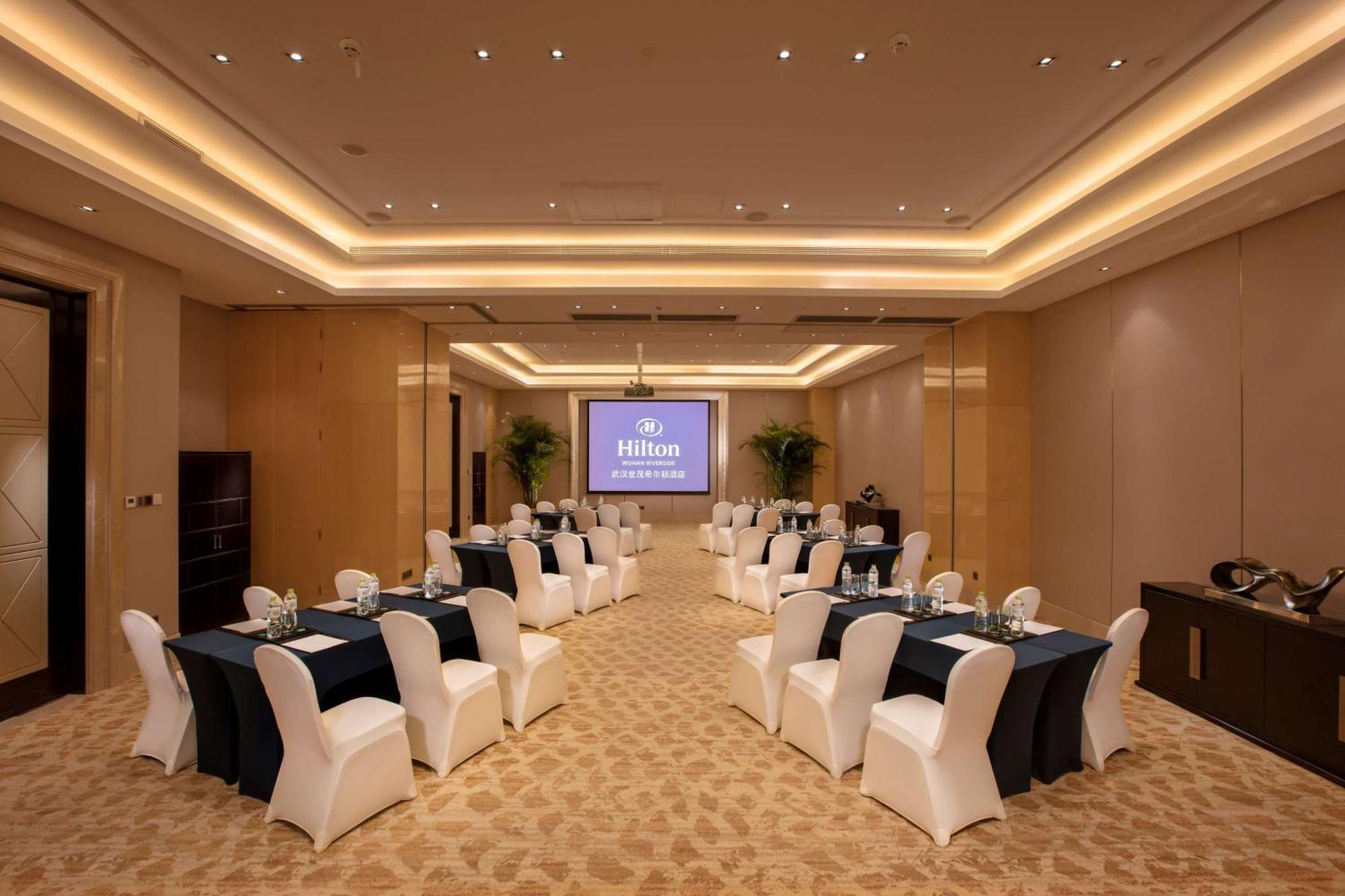 Hilton Wuhan Yangtze Riverside Екстериор снимка