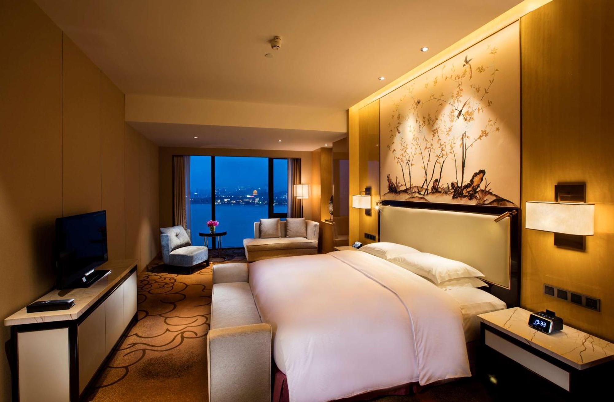 Hilton Wuhan Yangtze Riverside Екстериор снимка