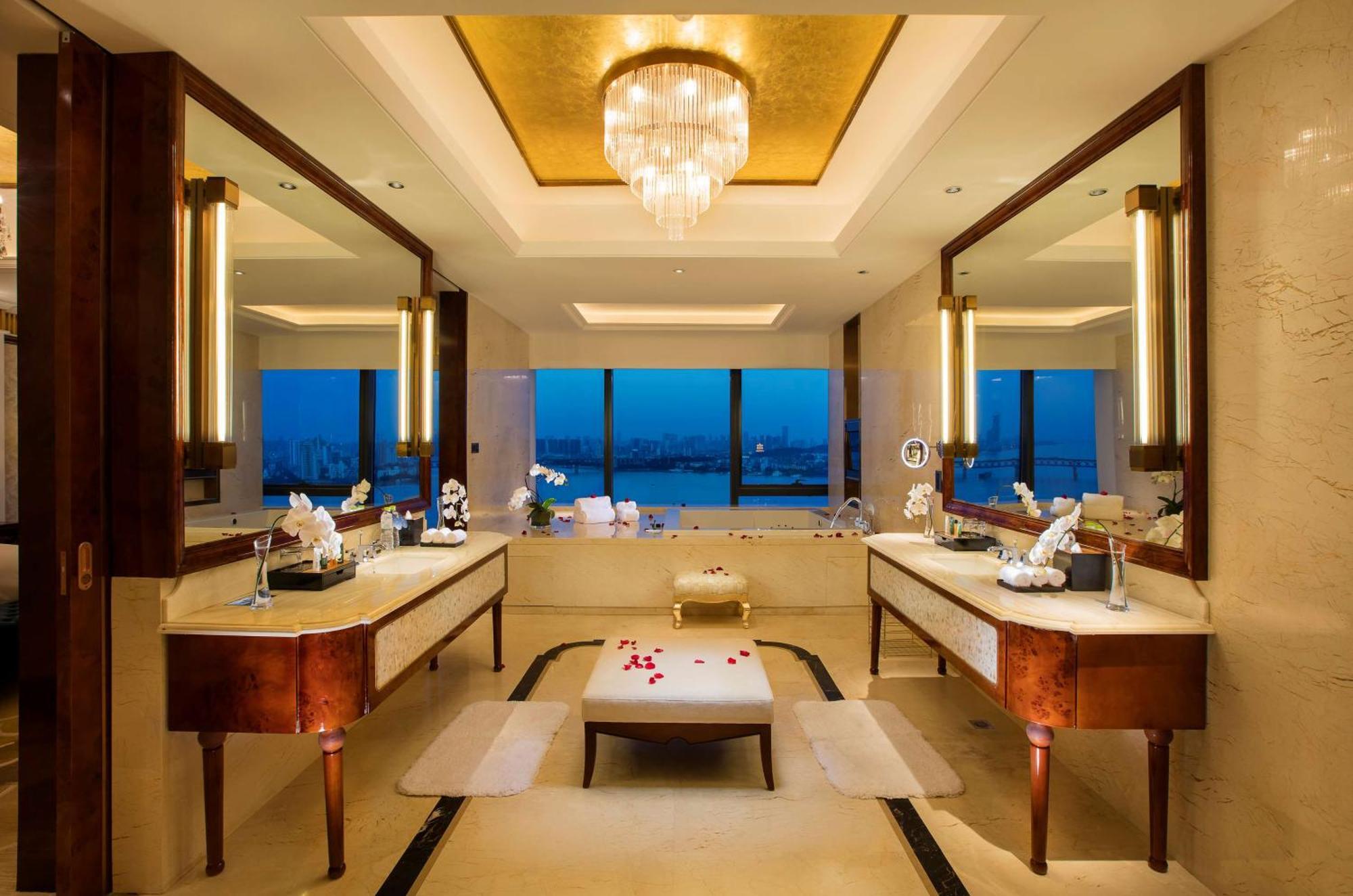 Hilton Wuhan Yangtze Riverside Екстериор снимка