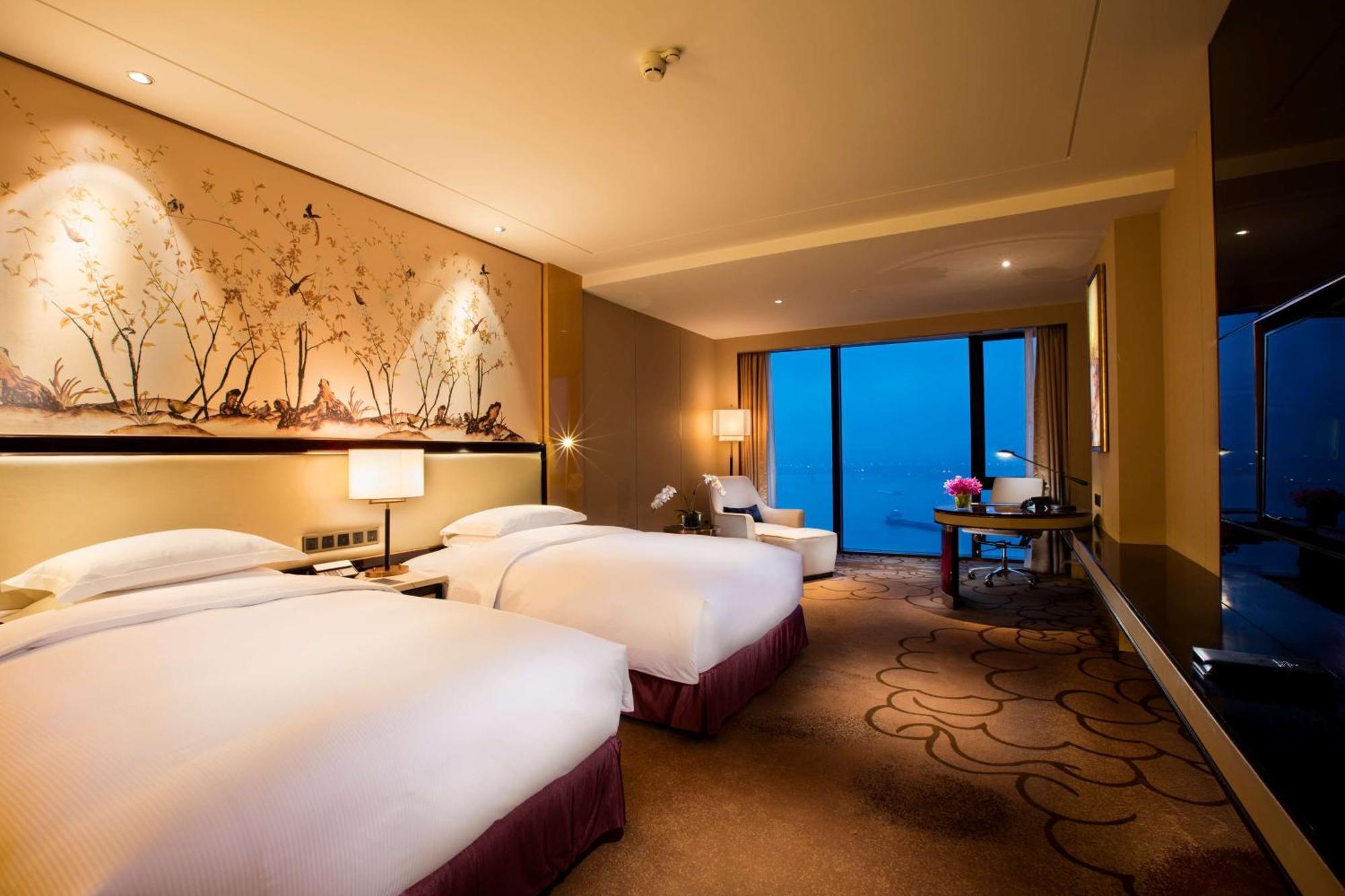 Hilton Wuhan Yangtze Riverside Екстериор снимка