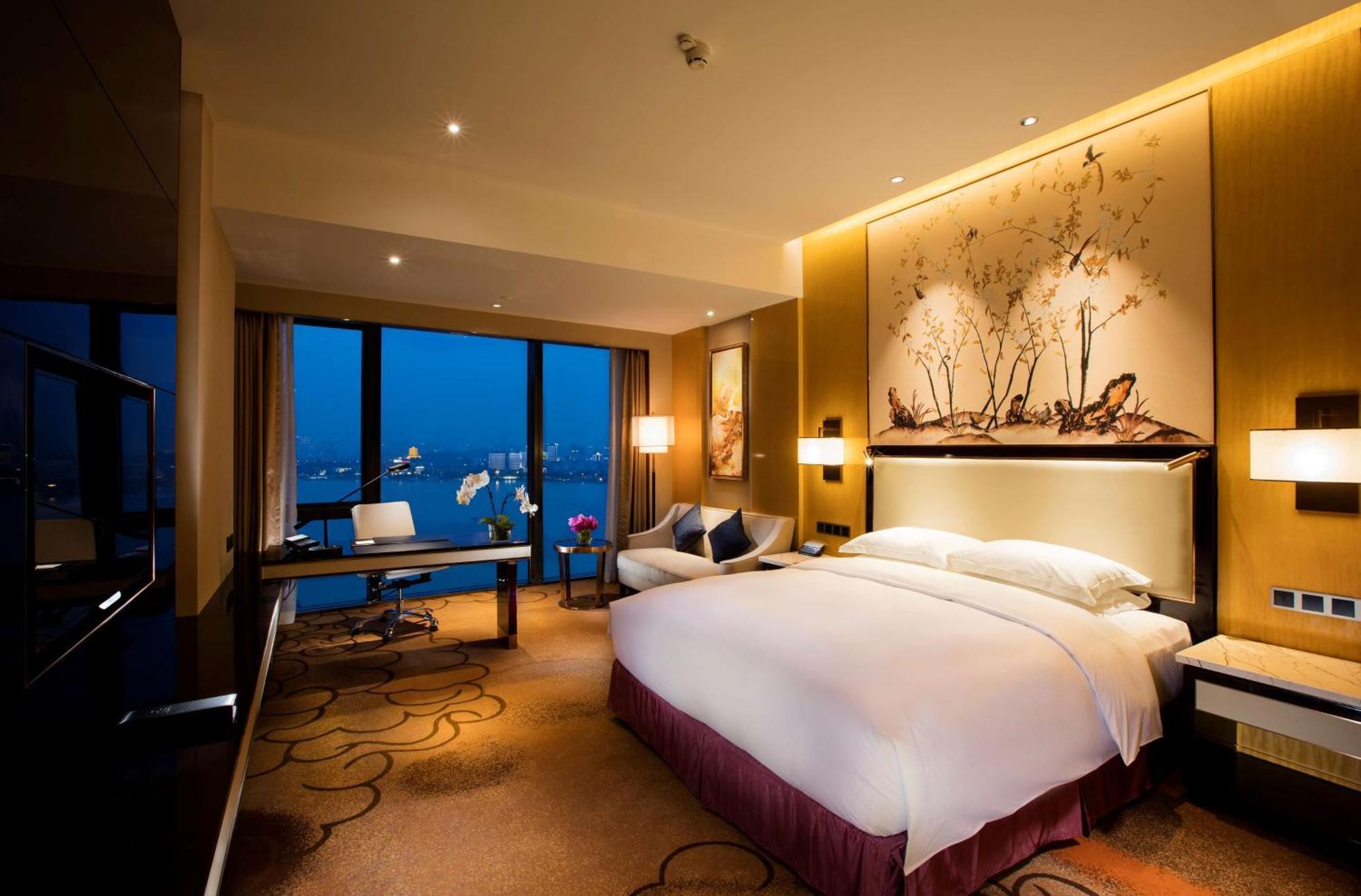Hilton Wuhan Yangtze Riverside Екстериор снимка