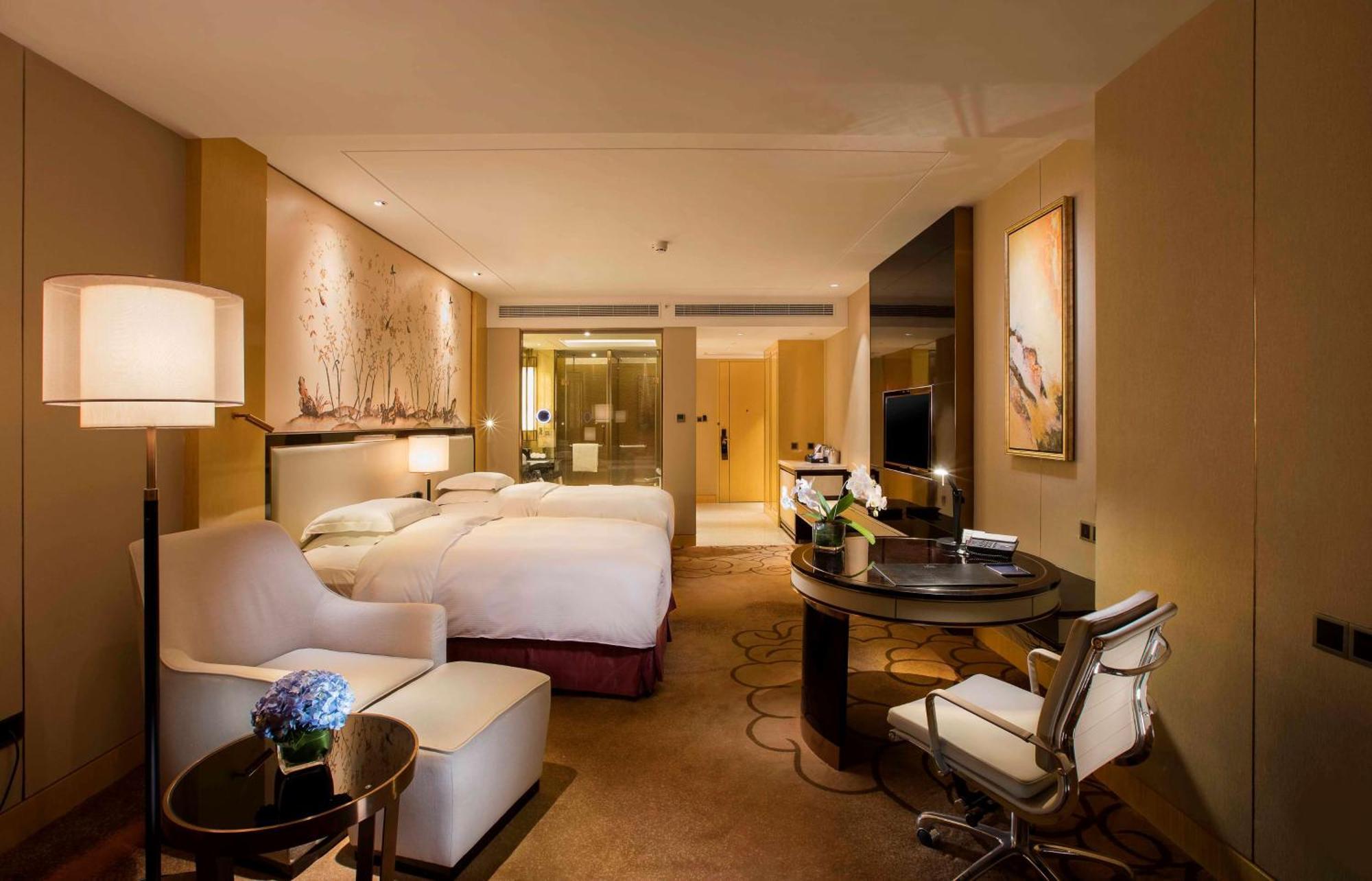 Hilton Wuhan Yangtze Riverside Екстериор снимка