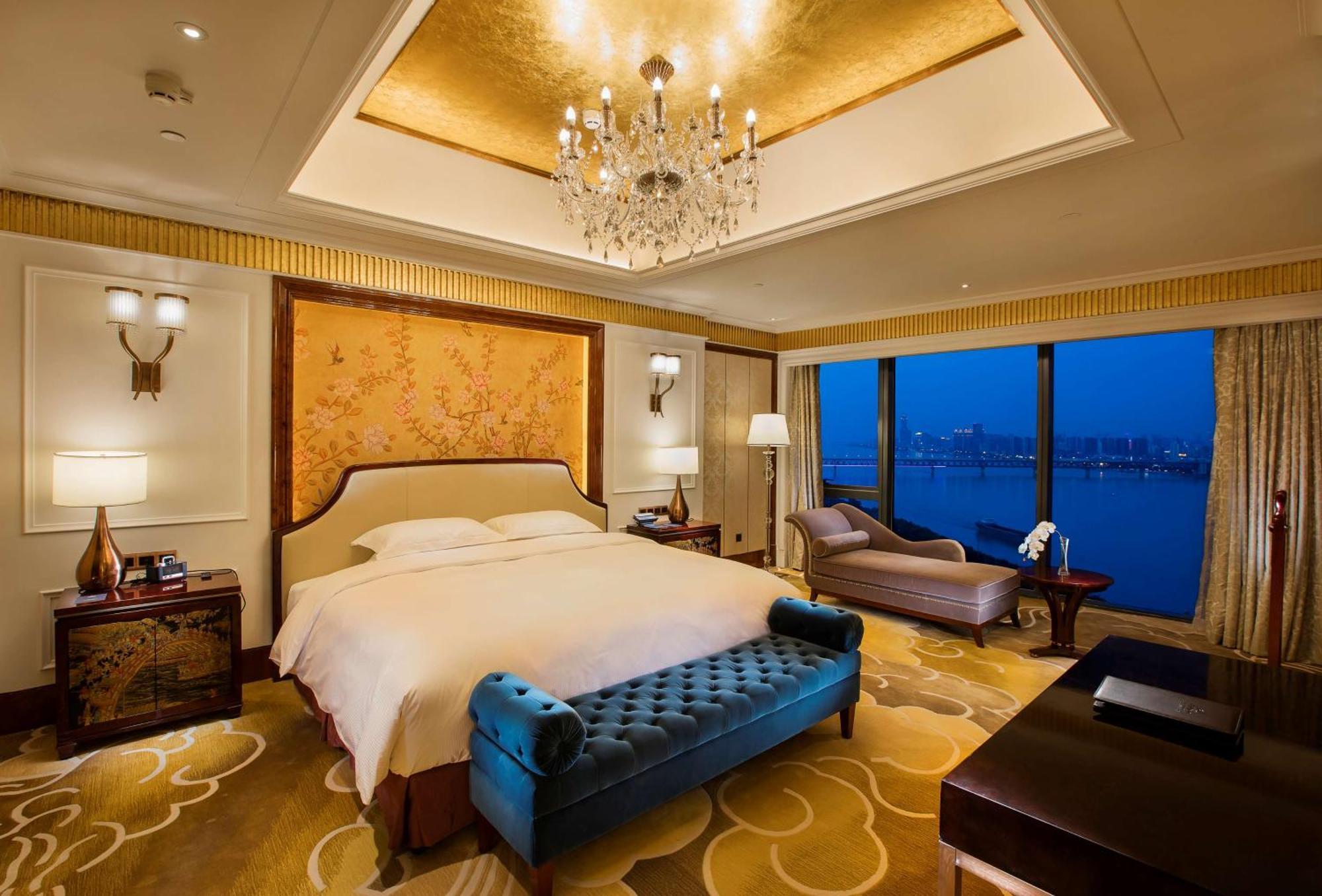 Hilton Wuhan Yangtze Riverside Екстериор снимка