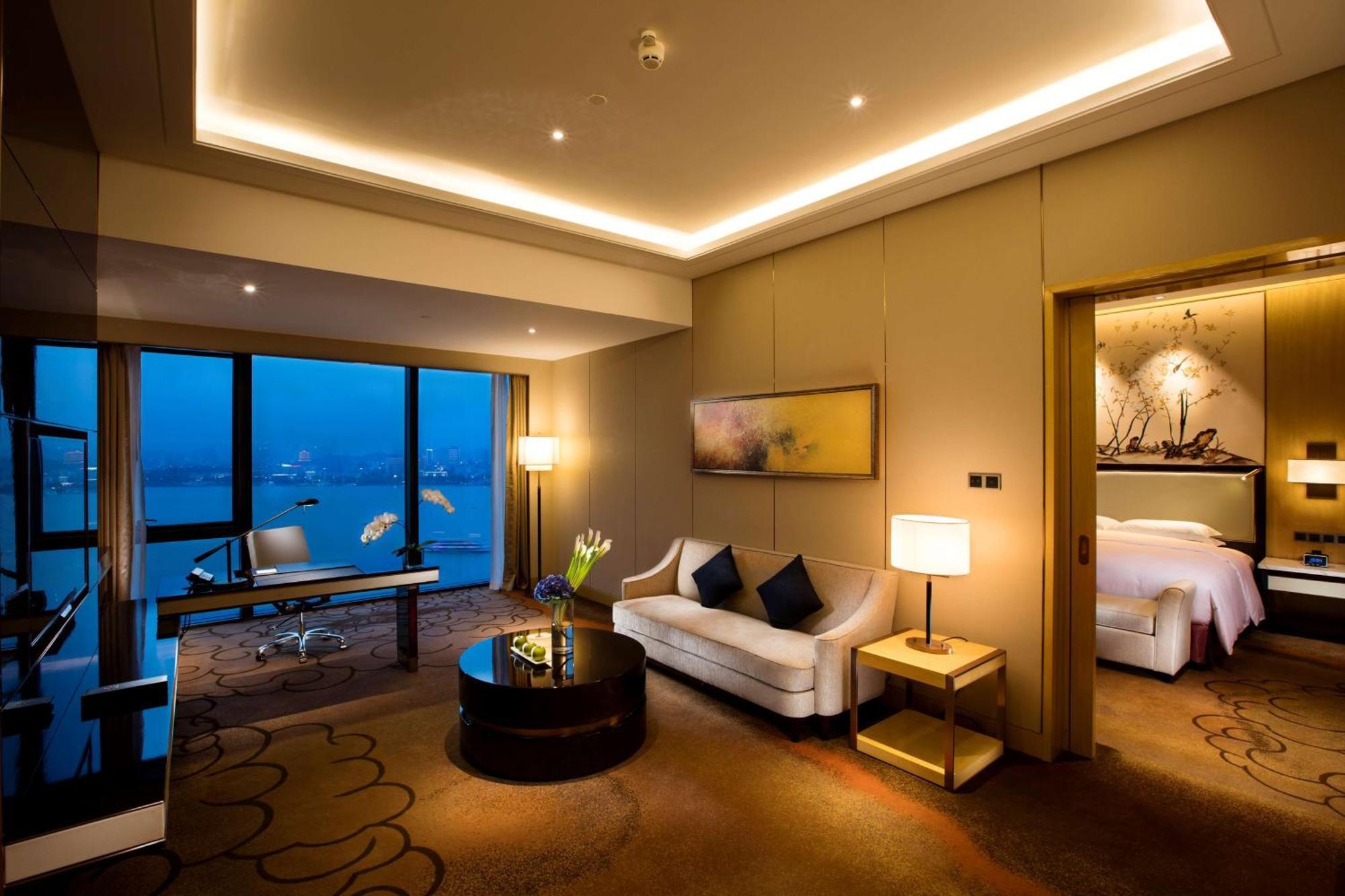Hilton Wuhan Yangtze Riverside Екстериор снимка