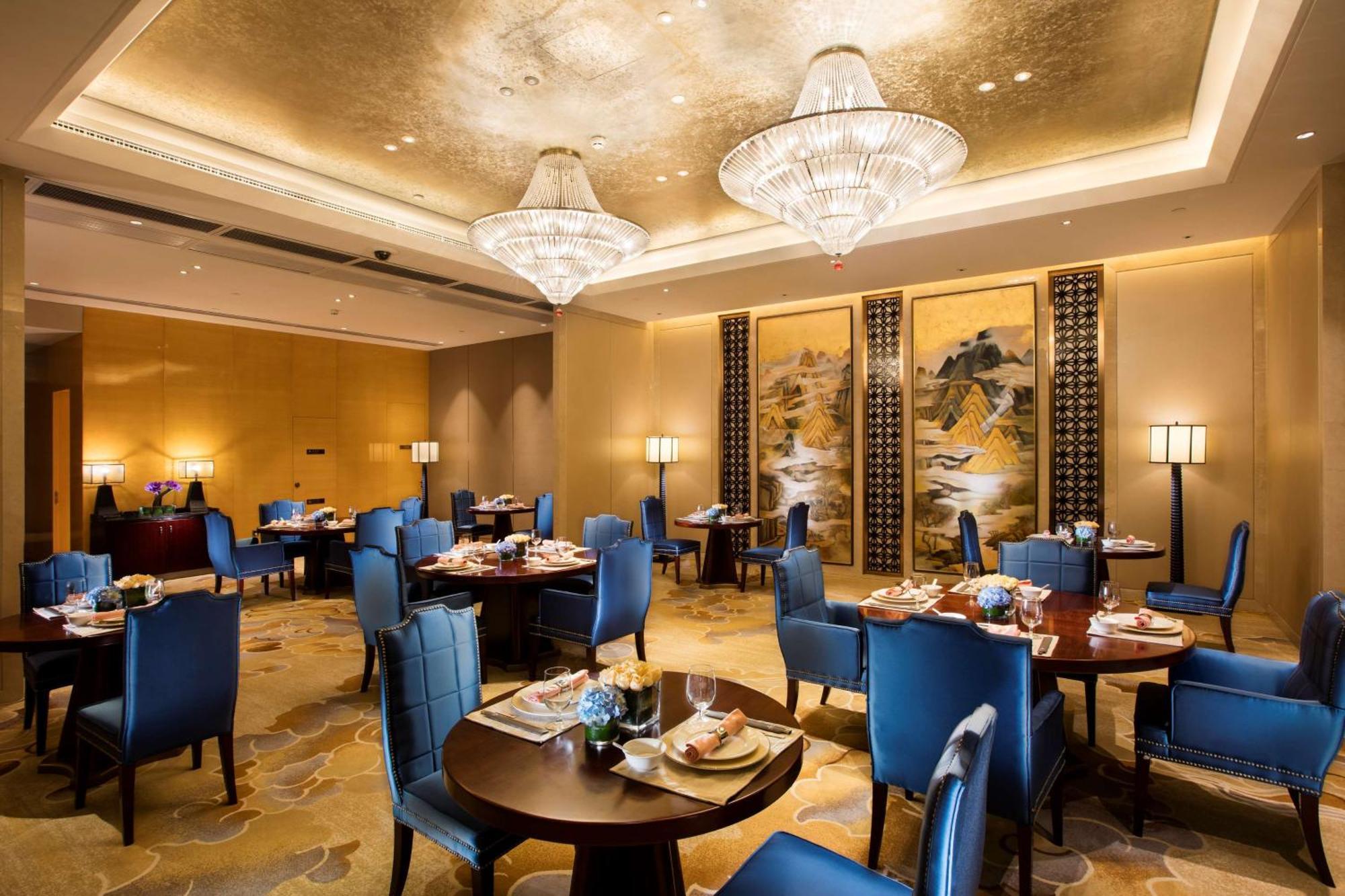 Hilton Wuhan Yangtze Riverside Екстериор снимка
