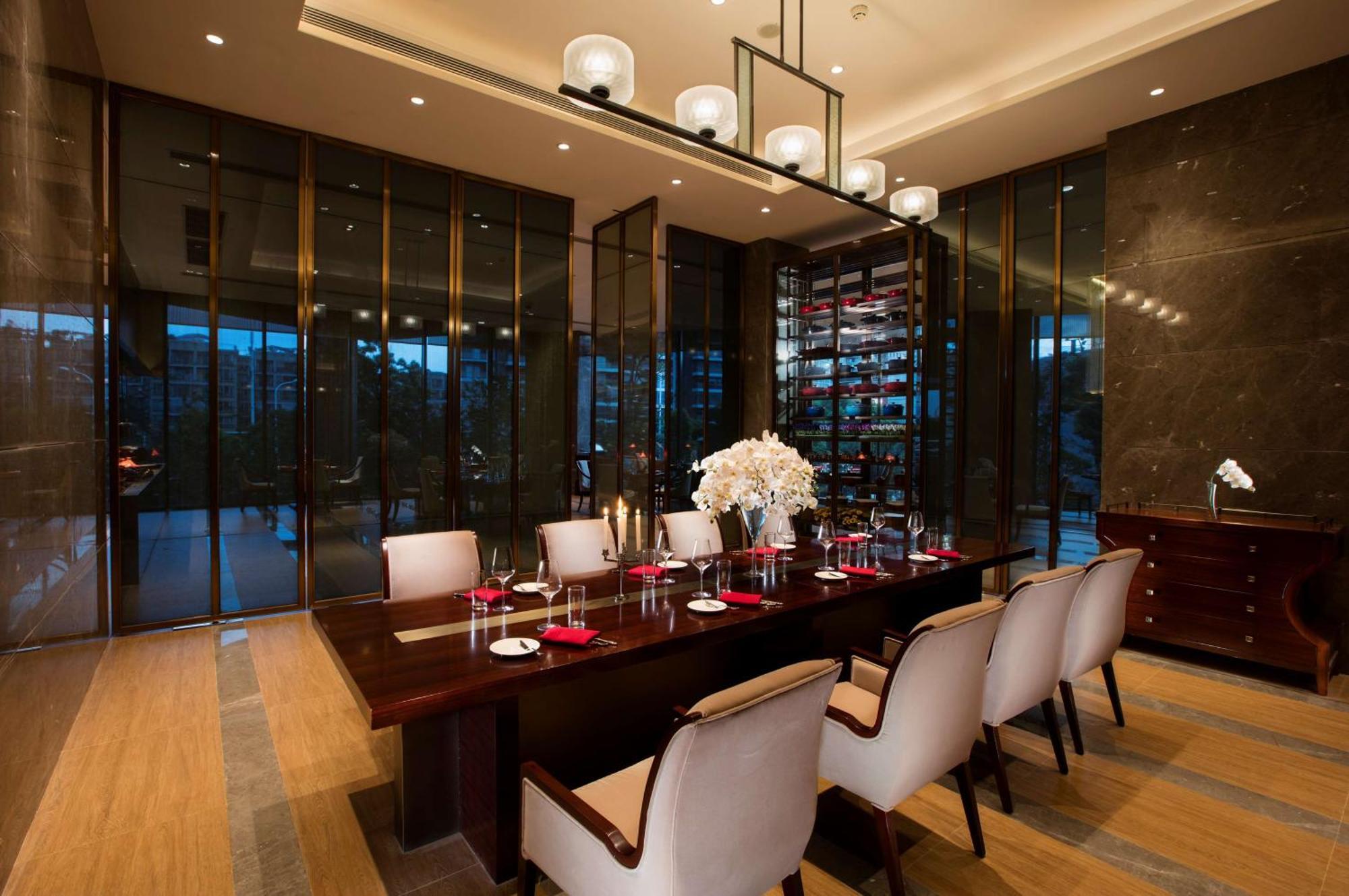 Hilton Wuhan Yangtze Riverside Екстериор снимка