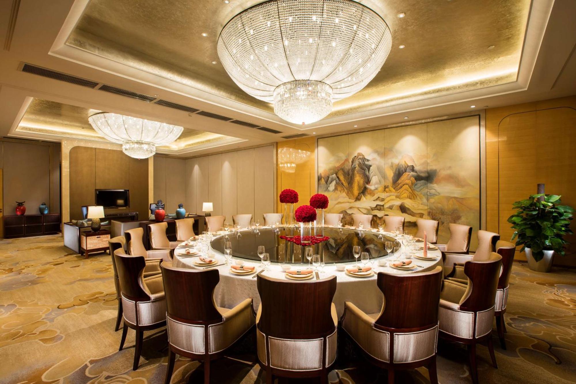 Hilton Wuhan Yangtze Riverside Екстериор снимка