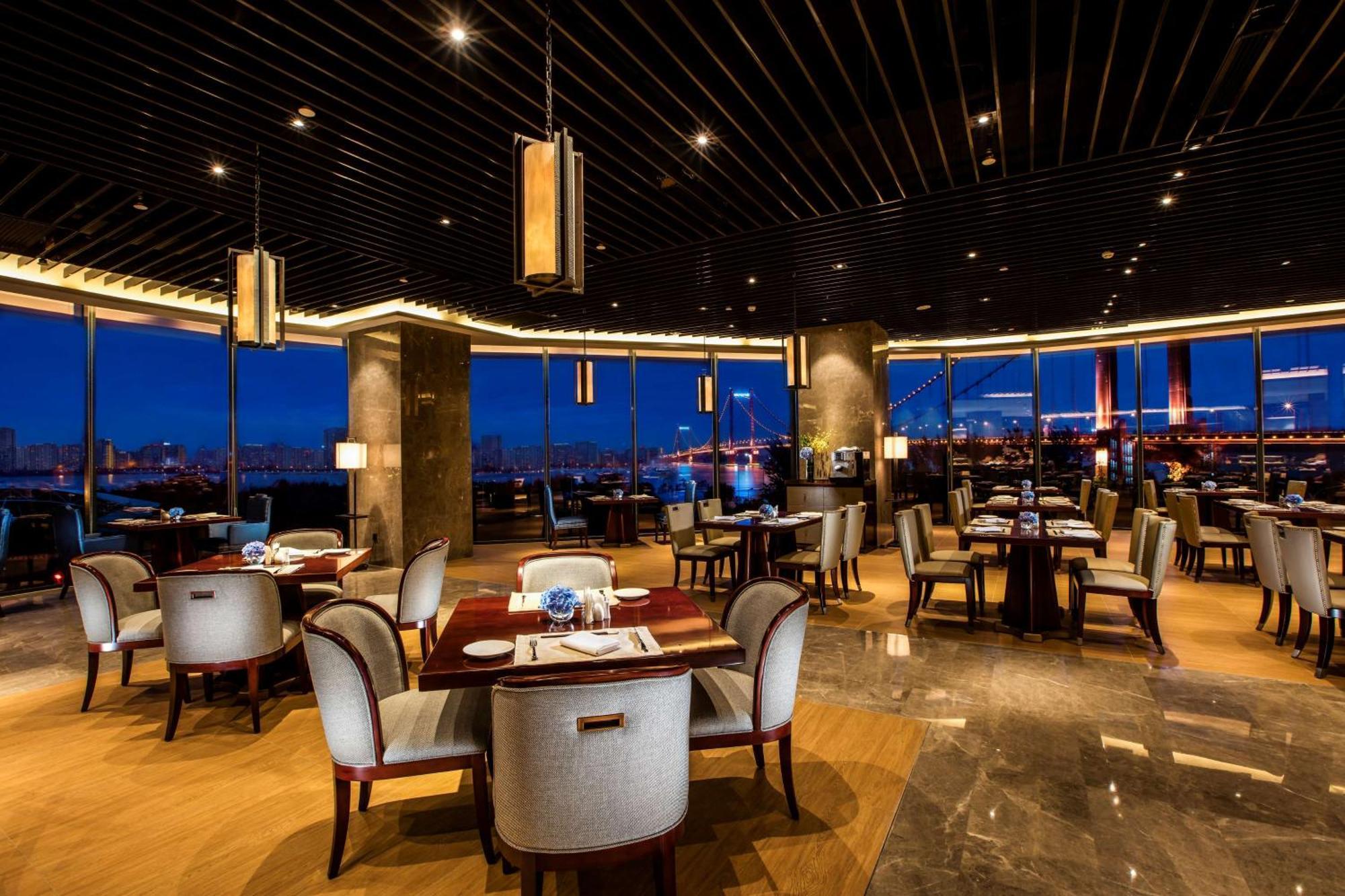 Hilton Wuhan Yangtze Riverside Екстериор снимка