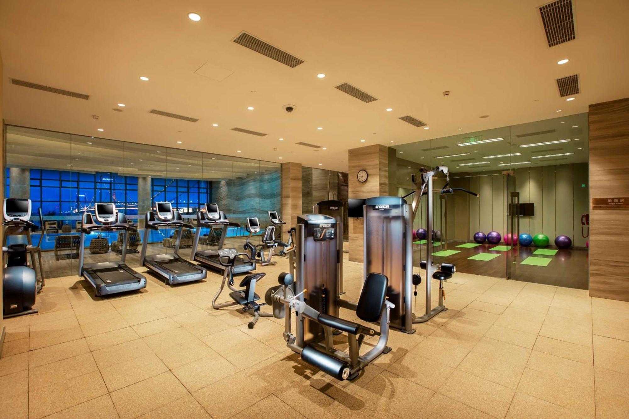 Hilton Wuhan Yangtze Riverside Екстериор снимка