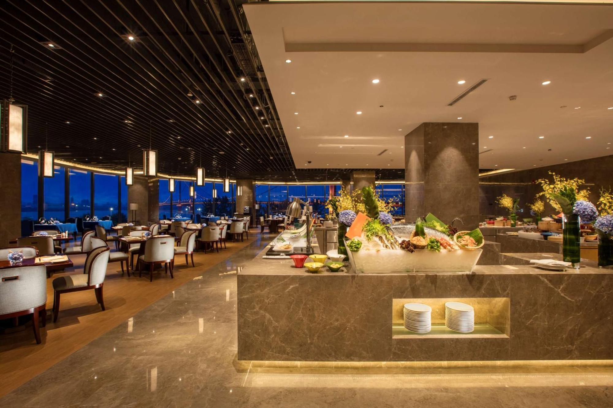 Hilton Wuhan Yangtze Riverside Екстериор снимка