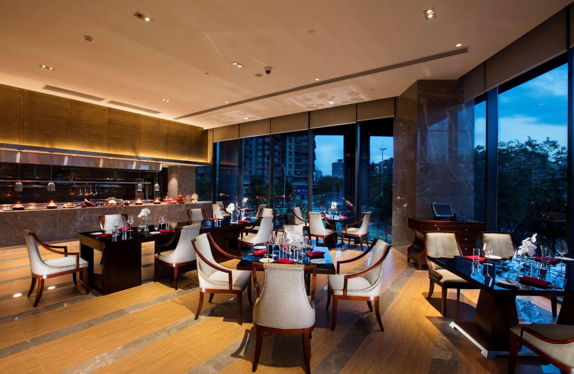 Hilton Wuhan Yangtze Riverside Екстериор снимка