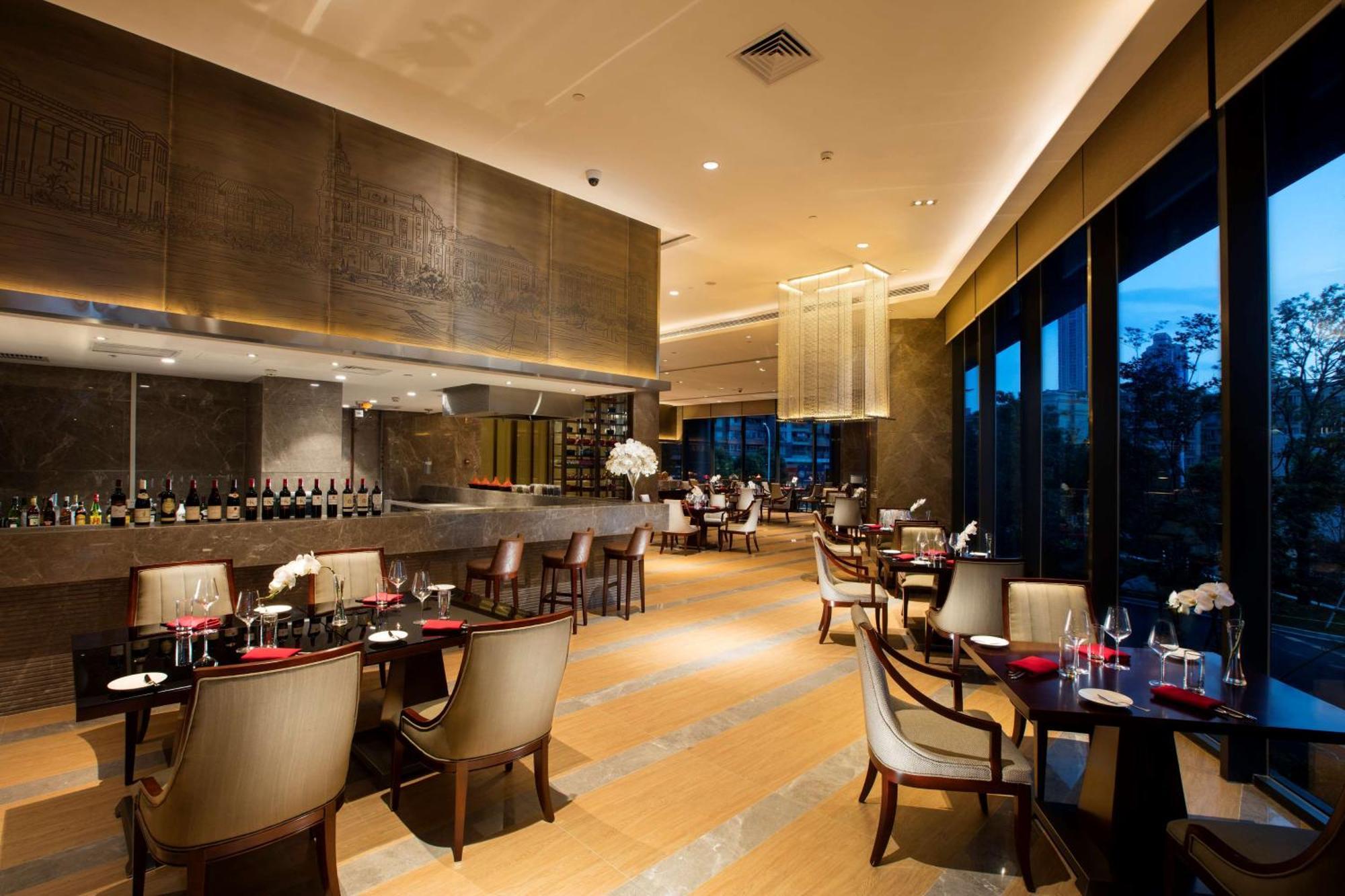 Hilton Wuhan Yangtze Riverside Екстериор снимка
