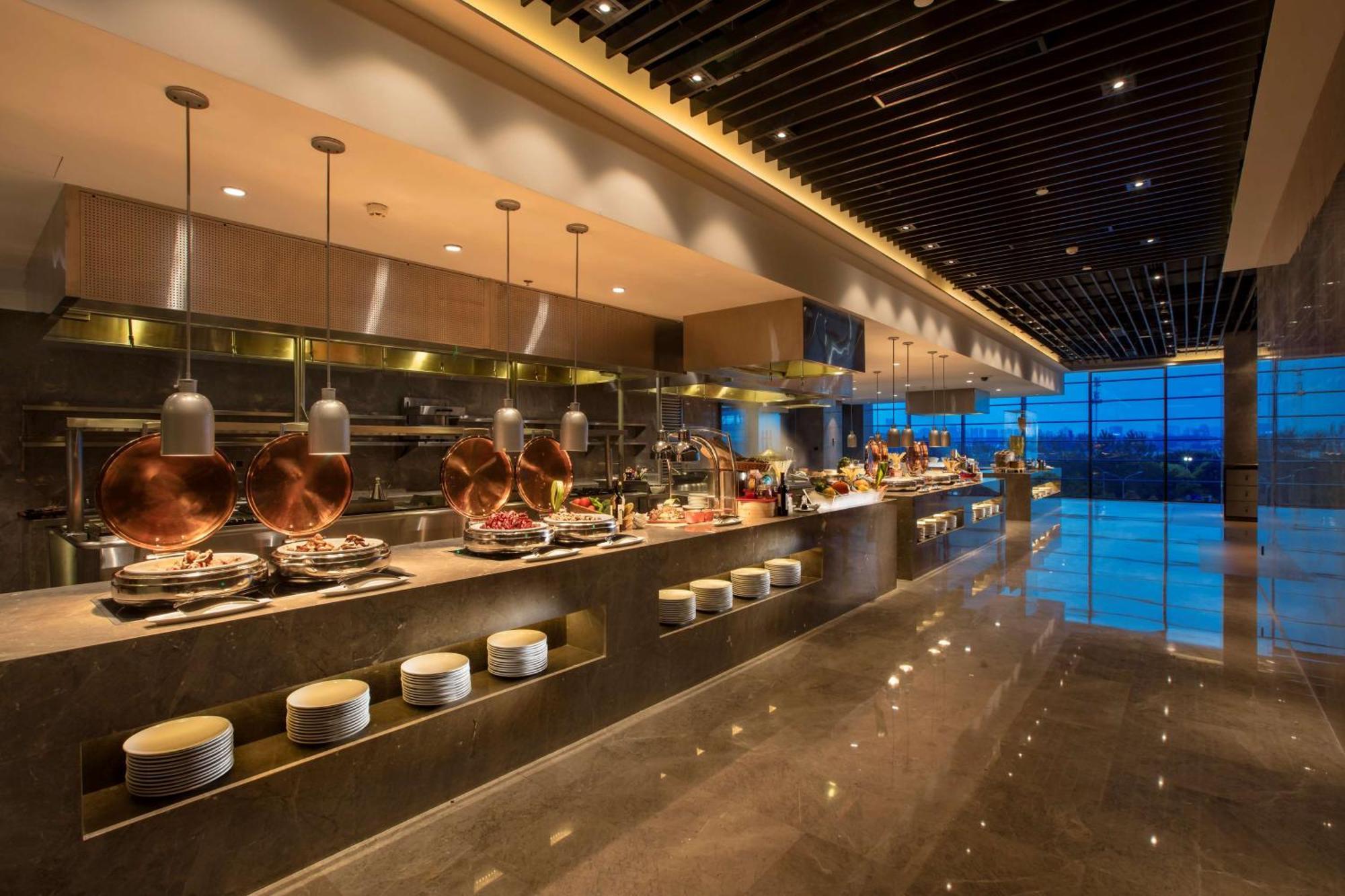 Hilton Wuhan Yangtze Riverside Екстериор снимка