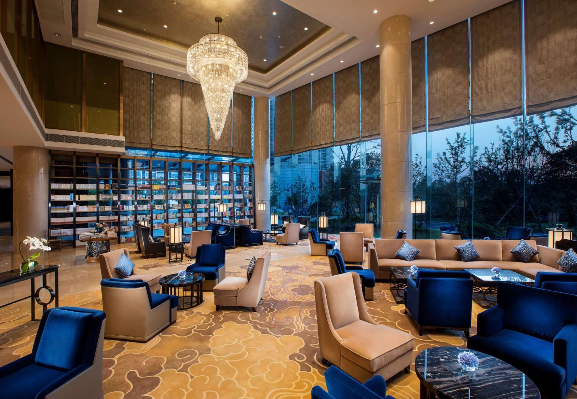 Hilton Wuhan Yangtze Riverside Екстериор снимка