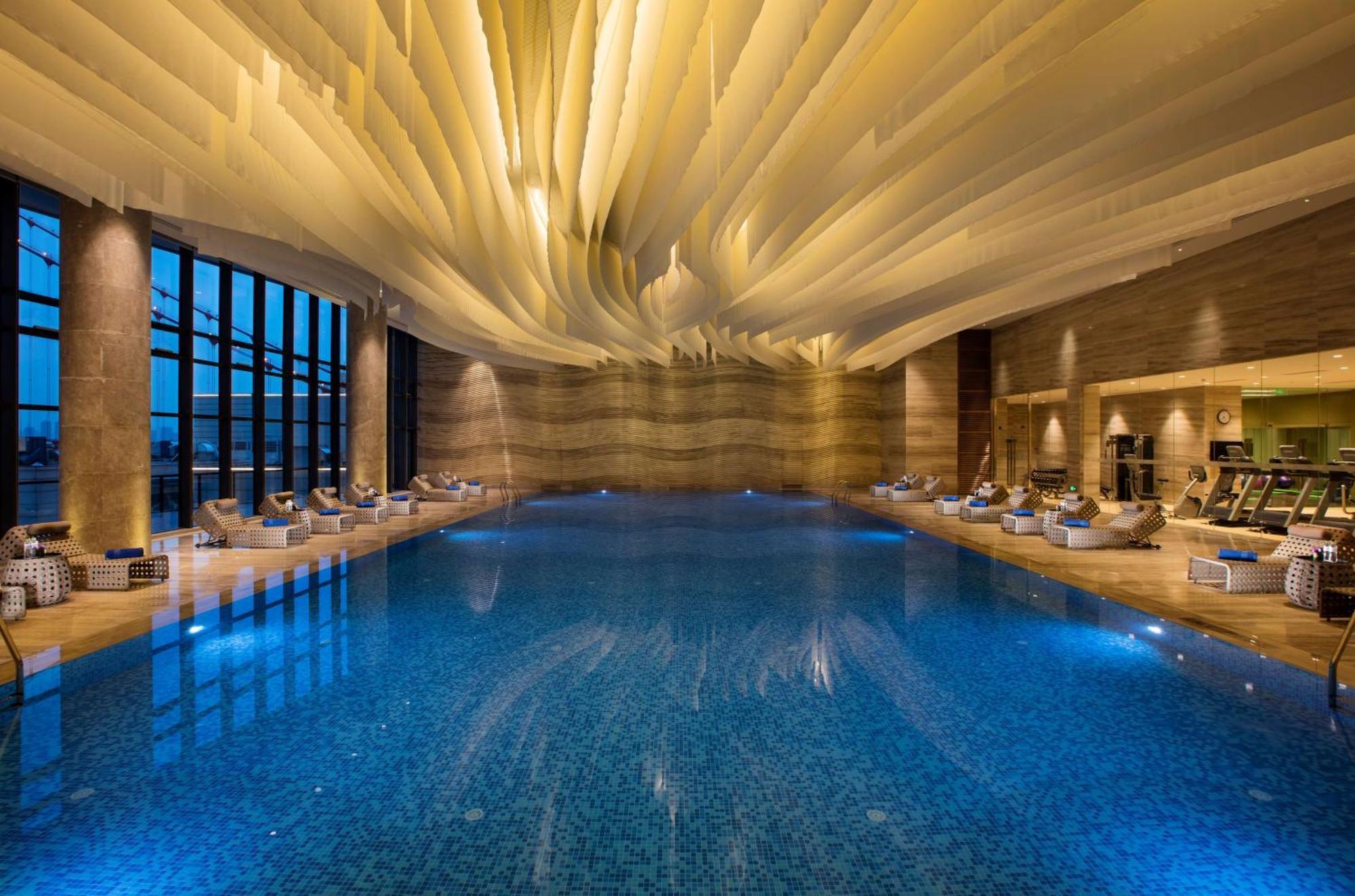 Hilton Wuhan Yangtze Riverside Екстериор снимка