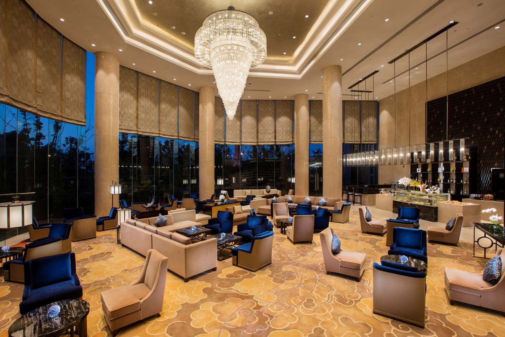 Hilton Wuhan Yangtze Riverside Екстериор снимка