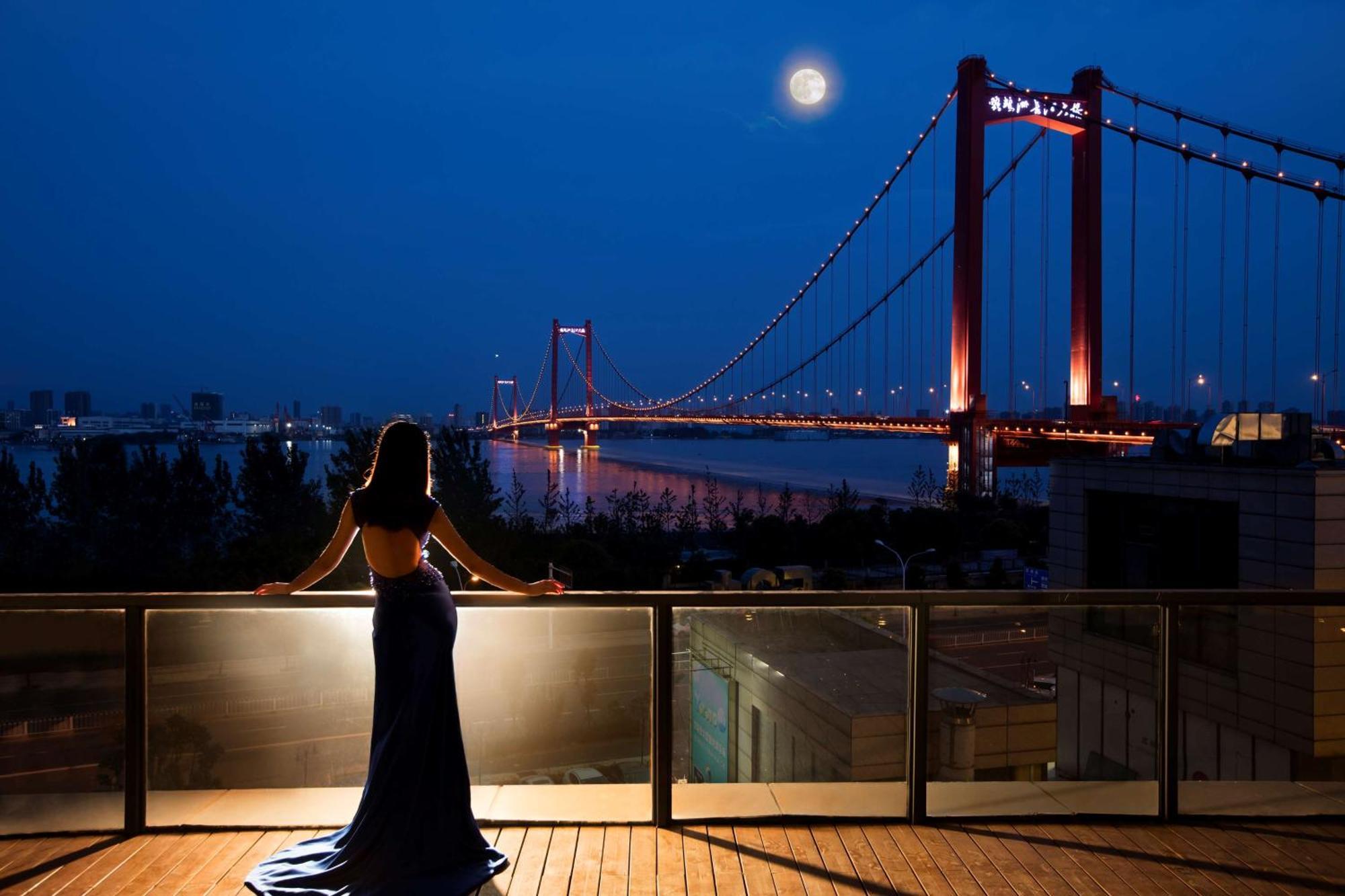 Hilton Wuhan Yangtze Riverside Екстериор снимка