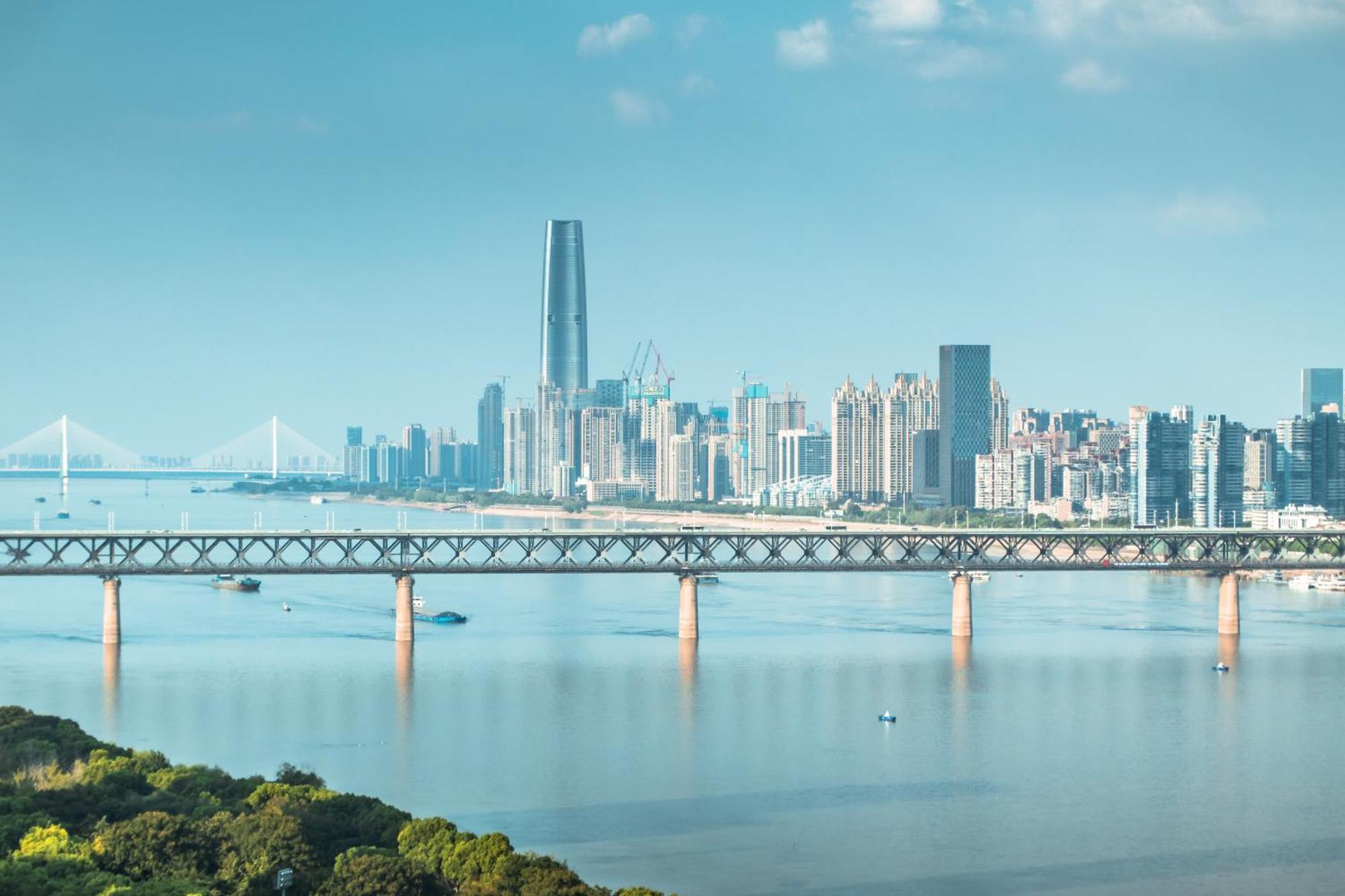 Hilton Wuhan Yangtze Riverside Екстериор снимка