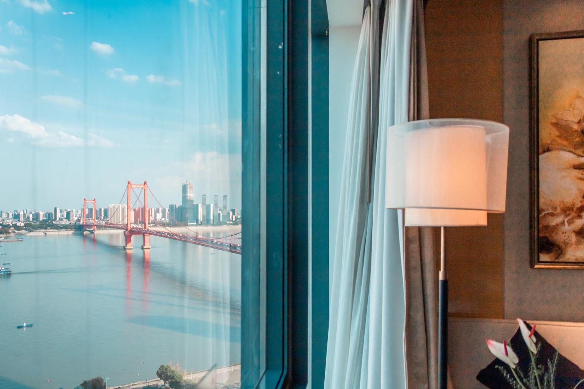 Hilton Wuhan Yangtze Riverside Екстериор снимка
