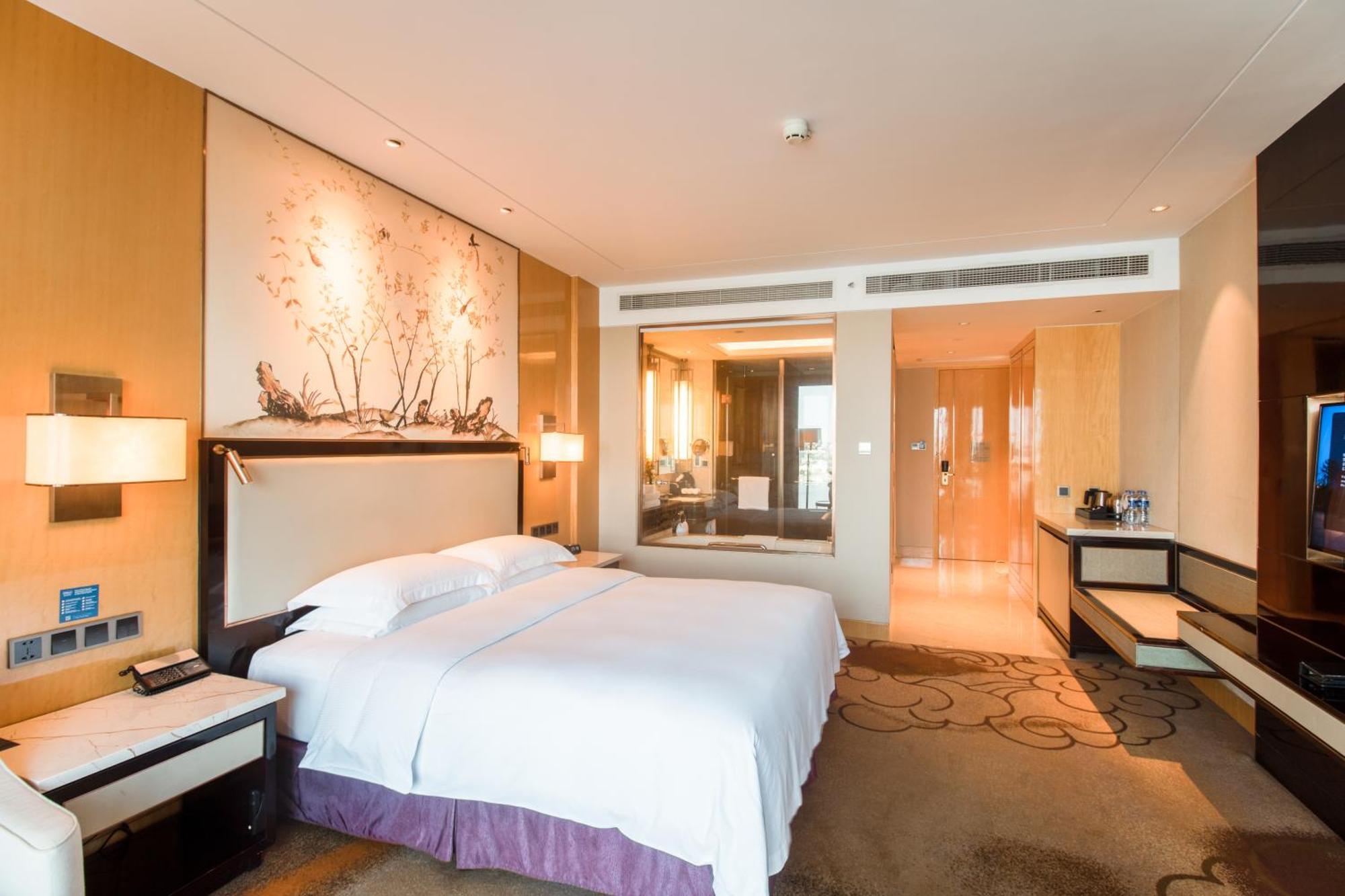 Hilton Wuhan Yangtze Riverside Екстериор снимка