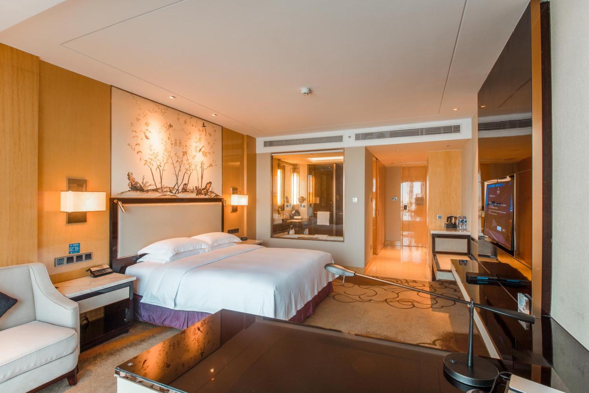 Hilton Wuhan Yangtze Riverside Екстериор снимка