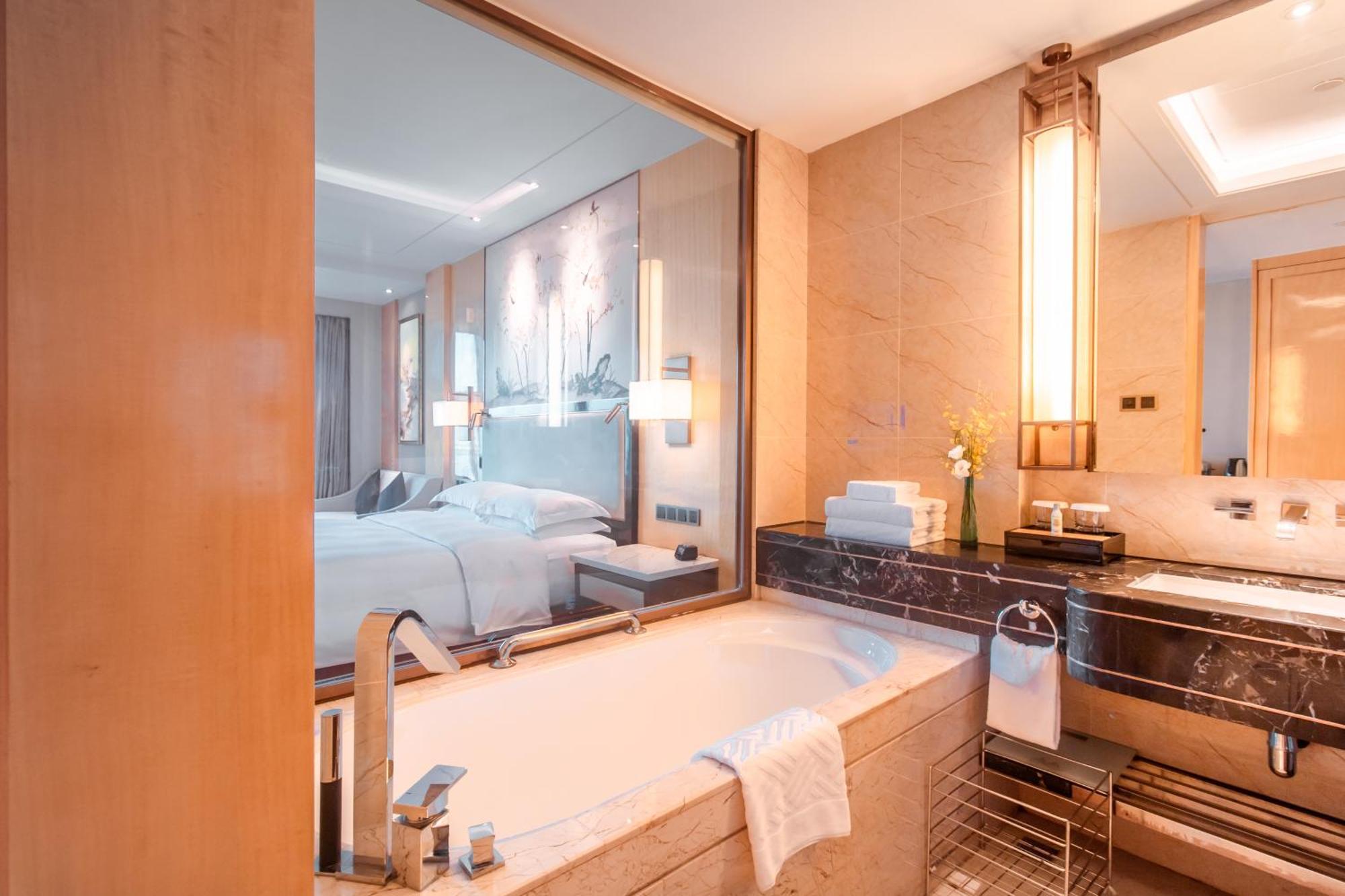 Hilton Wuhan Yangtze Riverside Екстериор снимка