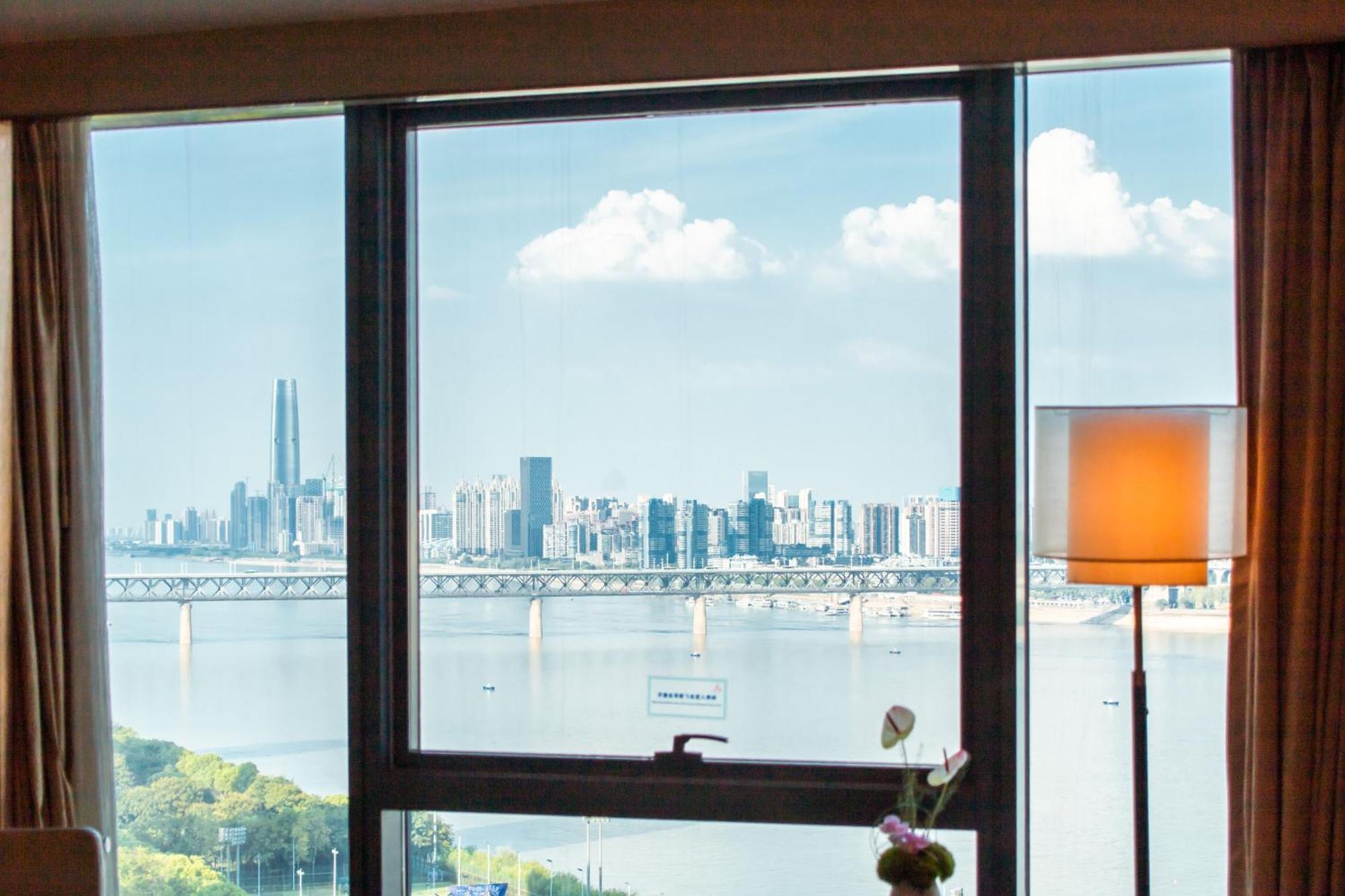 Hilton Wuhan Yangtze Riverside Екстериор снимка