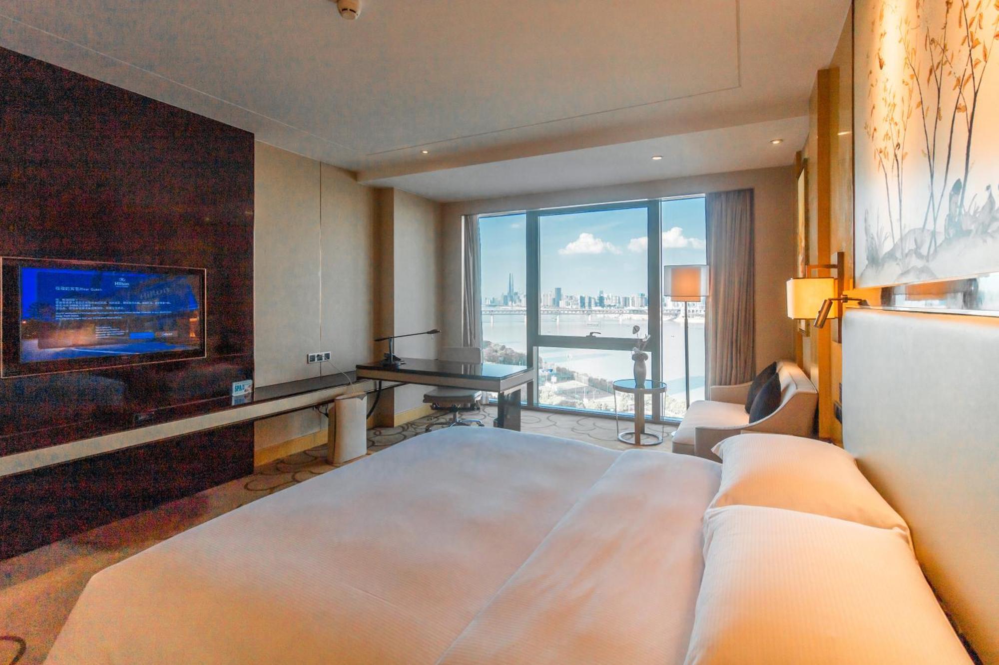 Hilton Wuhan Yangtze Riverside Екстериор снимка