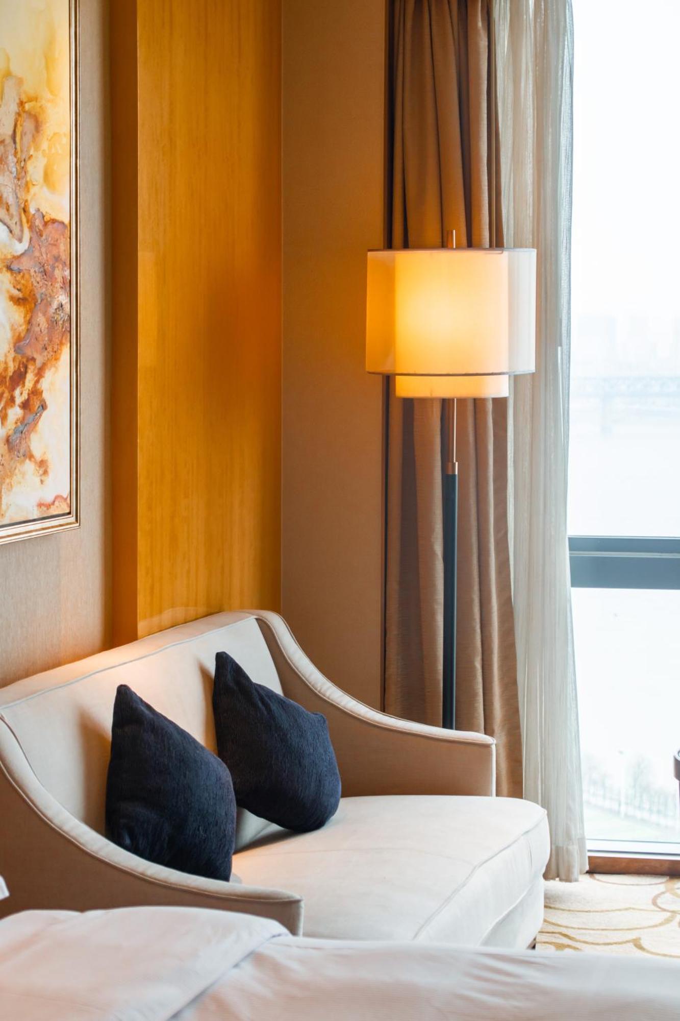 Hilton Wuhan Yangtze Riverside Екстериор снимка