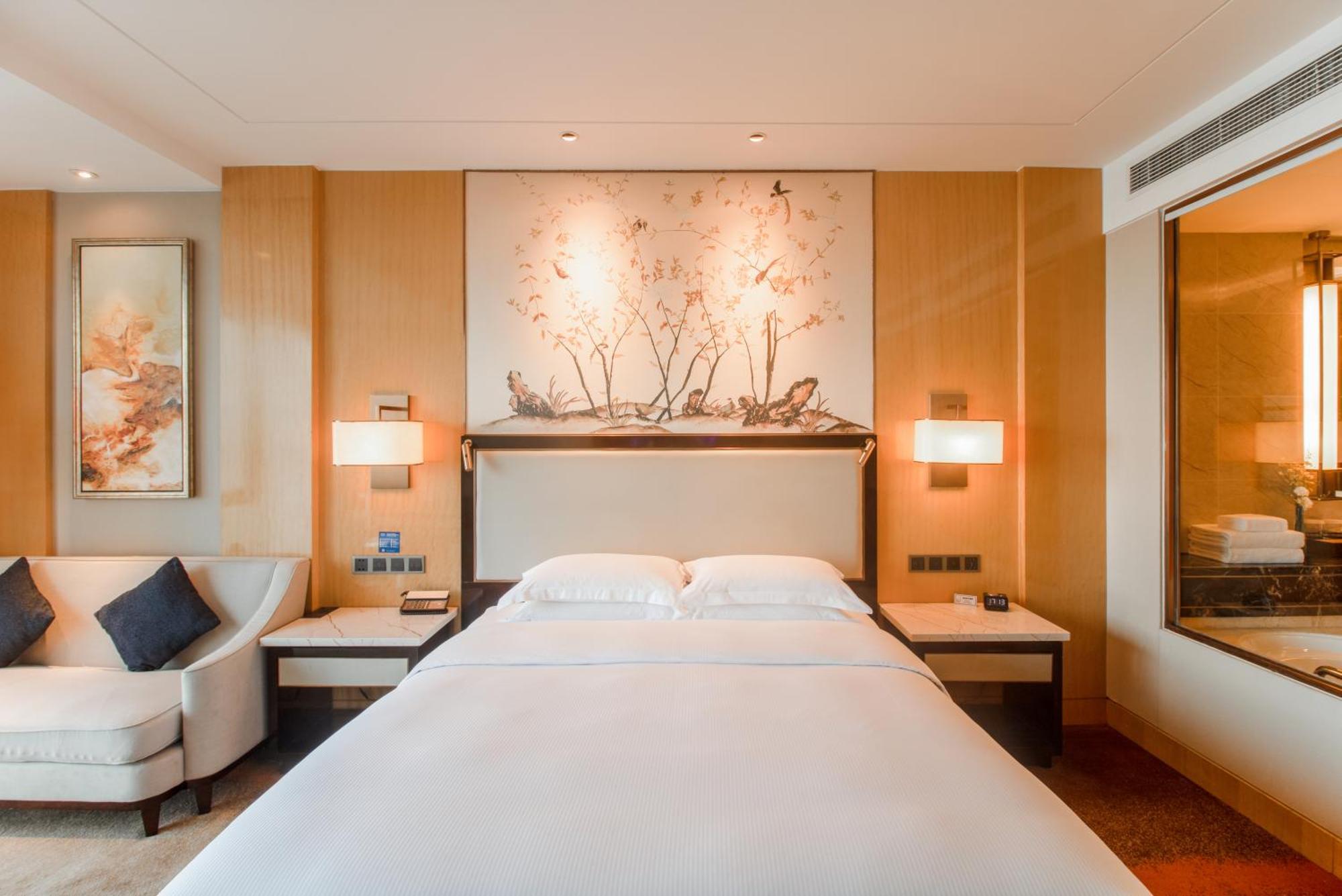 Hilton Wuhan Yangtze Riverside Екстериор снимка