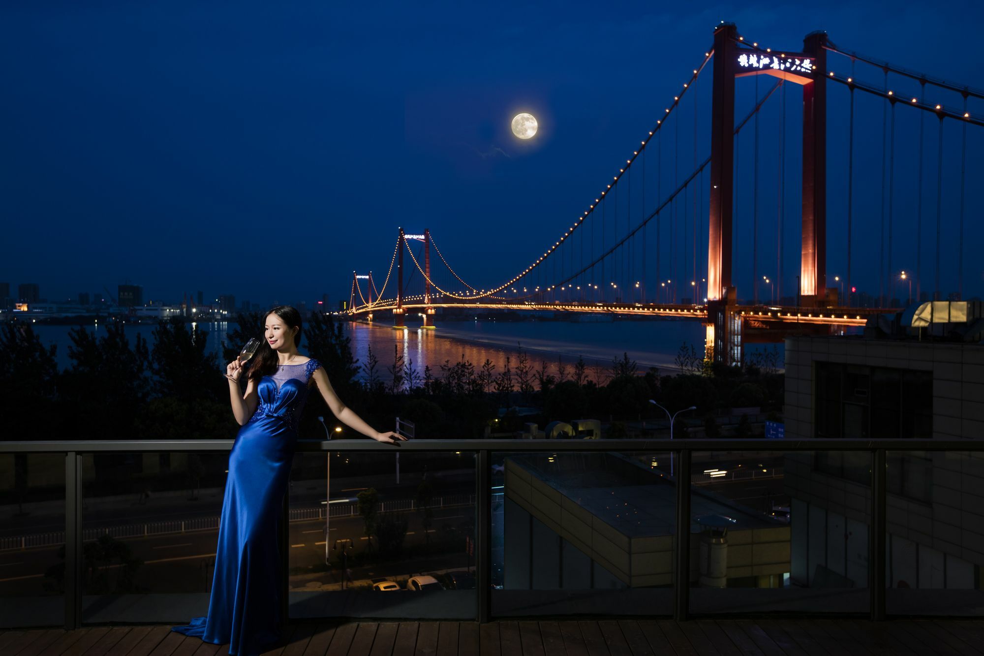 Hilton Wuhan Yangtze Riverside Екстериор снимка